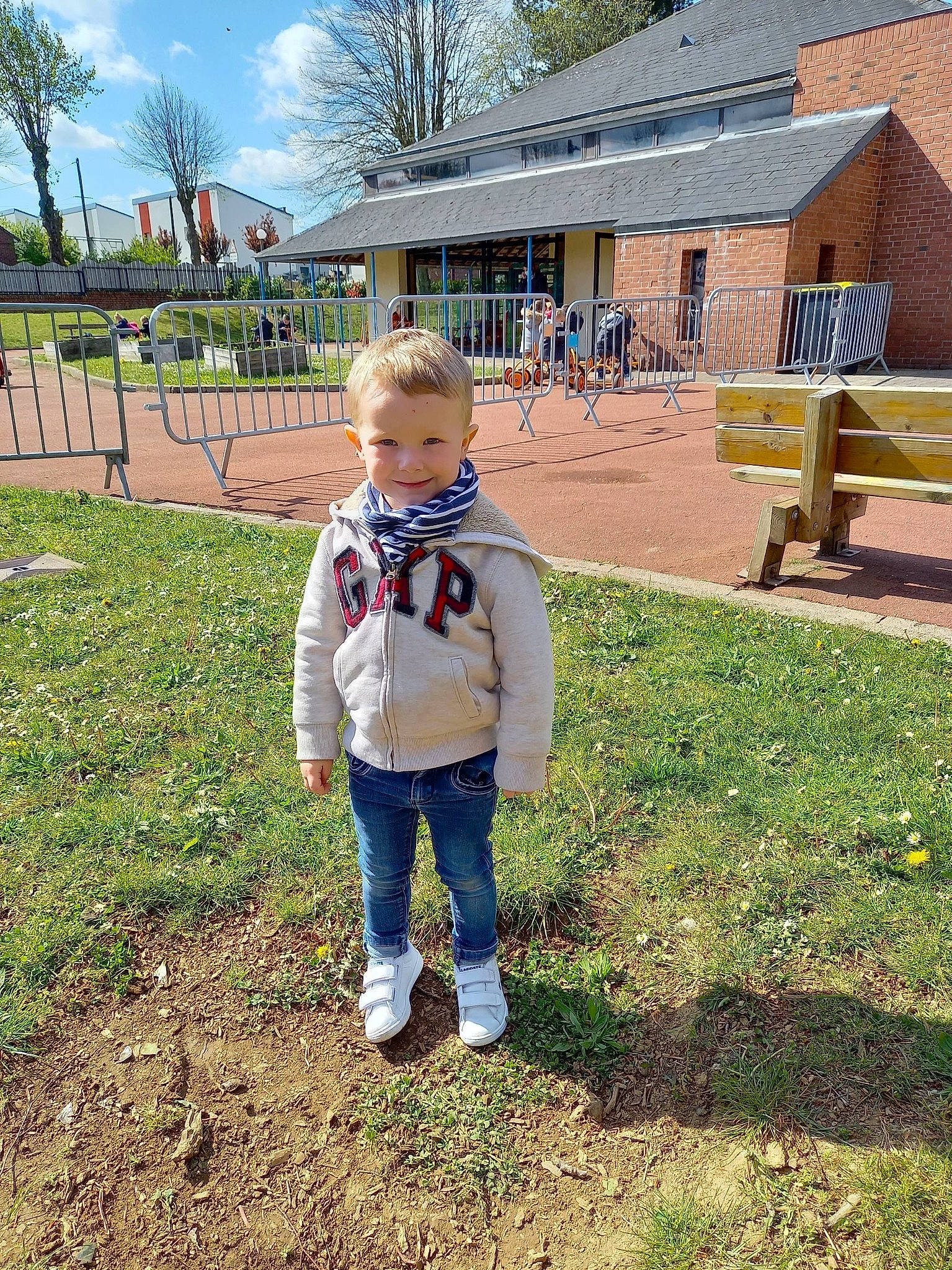 Jules participe au concours pour gagner de l'argent avec cette photo : building, city, cloud, fun, grass, grassland, house, jeans, joy, landscape, lawn, leisure, nature, people_in_nature, person, plant, public_space, recreation, rural_area, sky