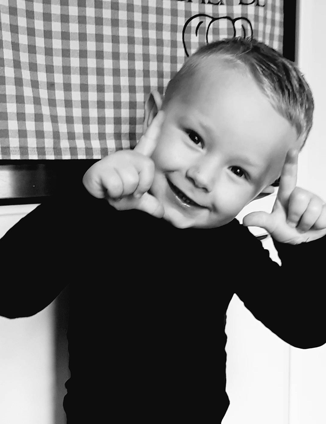 Jules a rejoint le concours — aidez-le/la à gagner de superbes lots ! arm, black_and_white, cheek, cool, facial_expression, finger, flash_photography, gesture, hair, hairstyle, hand, happy, head, human, joy, neck, person, sleeve, smile, style