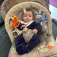 Victoria participe au concours pour gagner de l'argent avec cette photo : baby, infant, plush_toy, disney_baby, baby_seat, giraffe_toy, tiger_toy, donkey_toy, indoor, soft_fabric, child, cute, clothing, face, person, sitting, toy, comfort, cushion, portrait