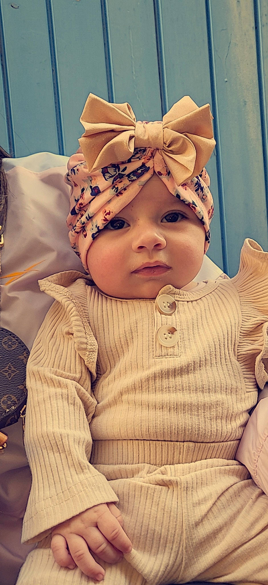 Ilyana a rejoint le concours — aidez-le/la à gagner de superbes lots ! baby, baby_toddler_clothing, cap, child, crown, event, eye, eyelash, face, fun, gesture, happy, head, headband, headpiece, headwear, human_body, person, skin, sleeve