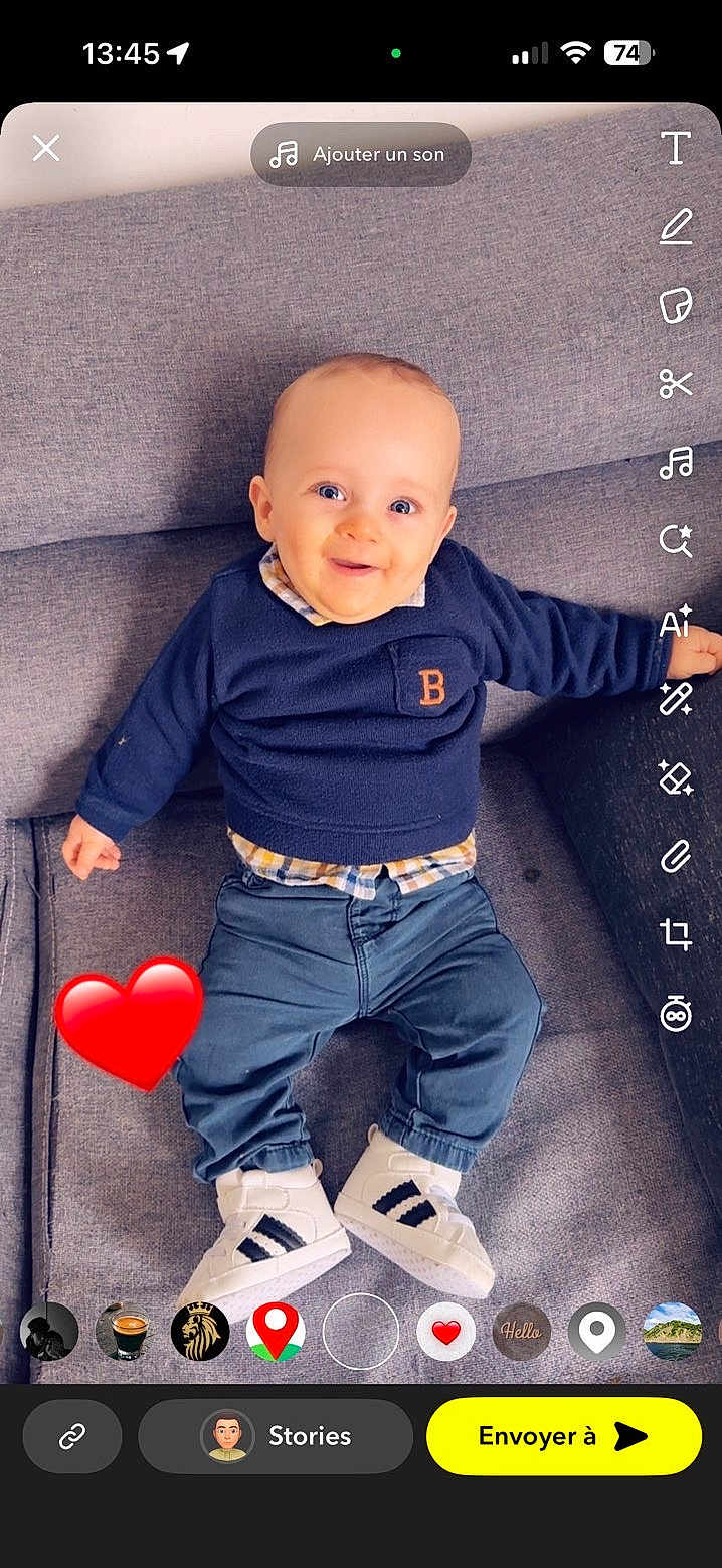 Noah participe au concours pour gagner de l'argent avec cette photo : baby, child, smiling, sitting, couch, clothing, sweater, pants, shoes, indoor, face, portrait, happy, plaid_shirt, footwear, casual, young, infant, home, cute