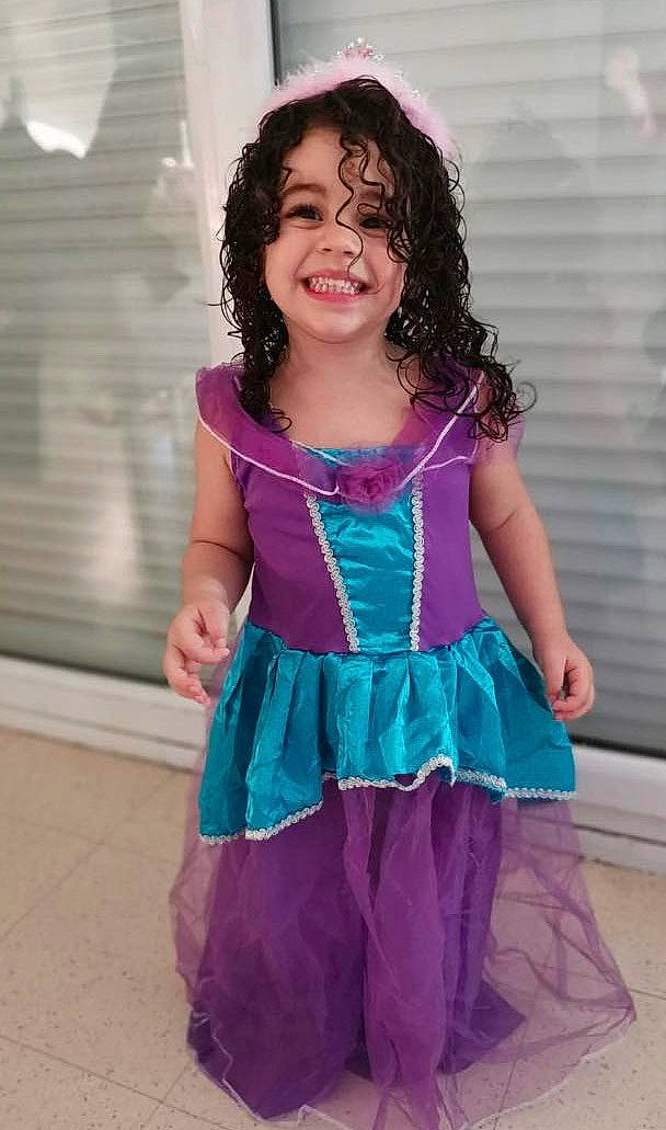 Naysen participe au concours pour gagner de l'argent avec cette photo : baby_toddler_clothing, day_dress, dress, electric_blue, event, face, fashion_accessory, fashion_design, formal_wear, fun, happy, human_body, joy, magenta, outerwear, person, pink, purple, sleeve, smile