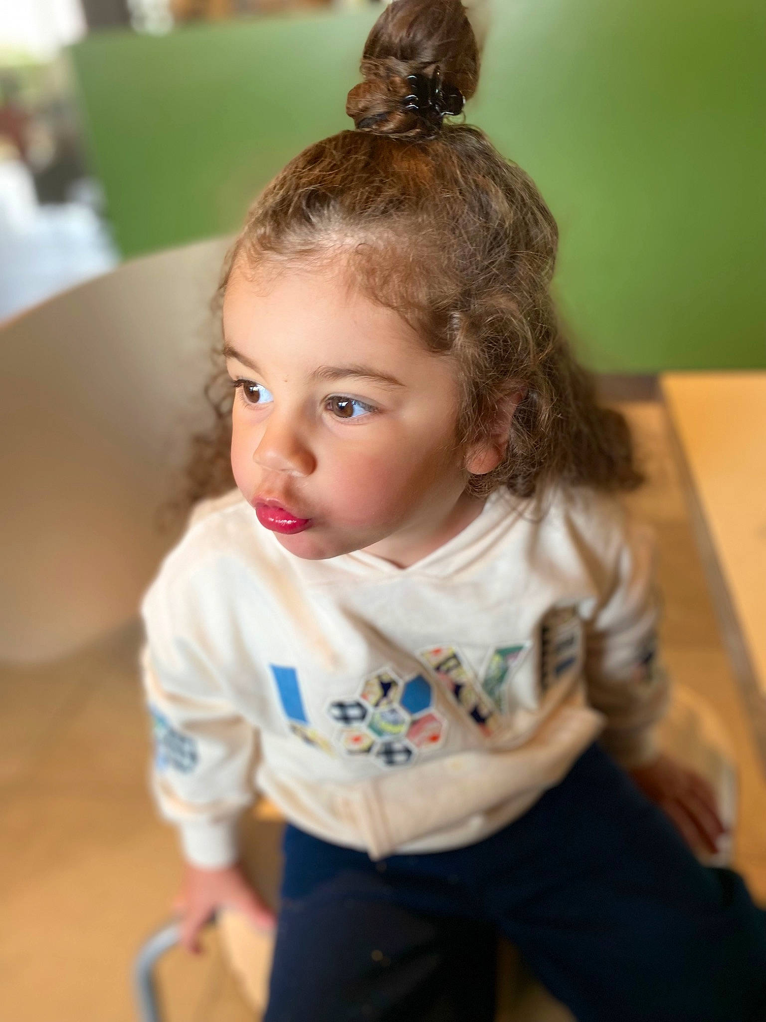 Naysen participe au concours pour gagner de l'argent avec cette photo : baby_toddler_clothing, cheek, child, child_model, eyelash, flooring, fun, happy, neck, nose, person, portrait_photography, room, sitting, skin, sleeve, t_shirt, toddler, wood