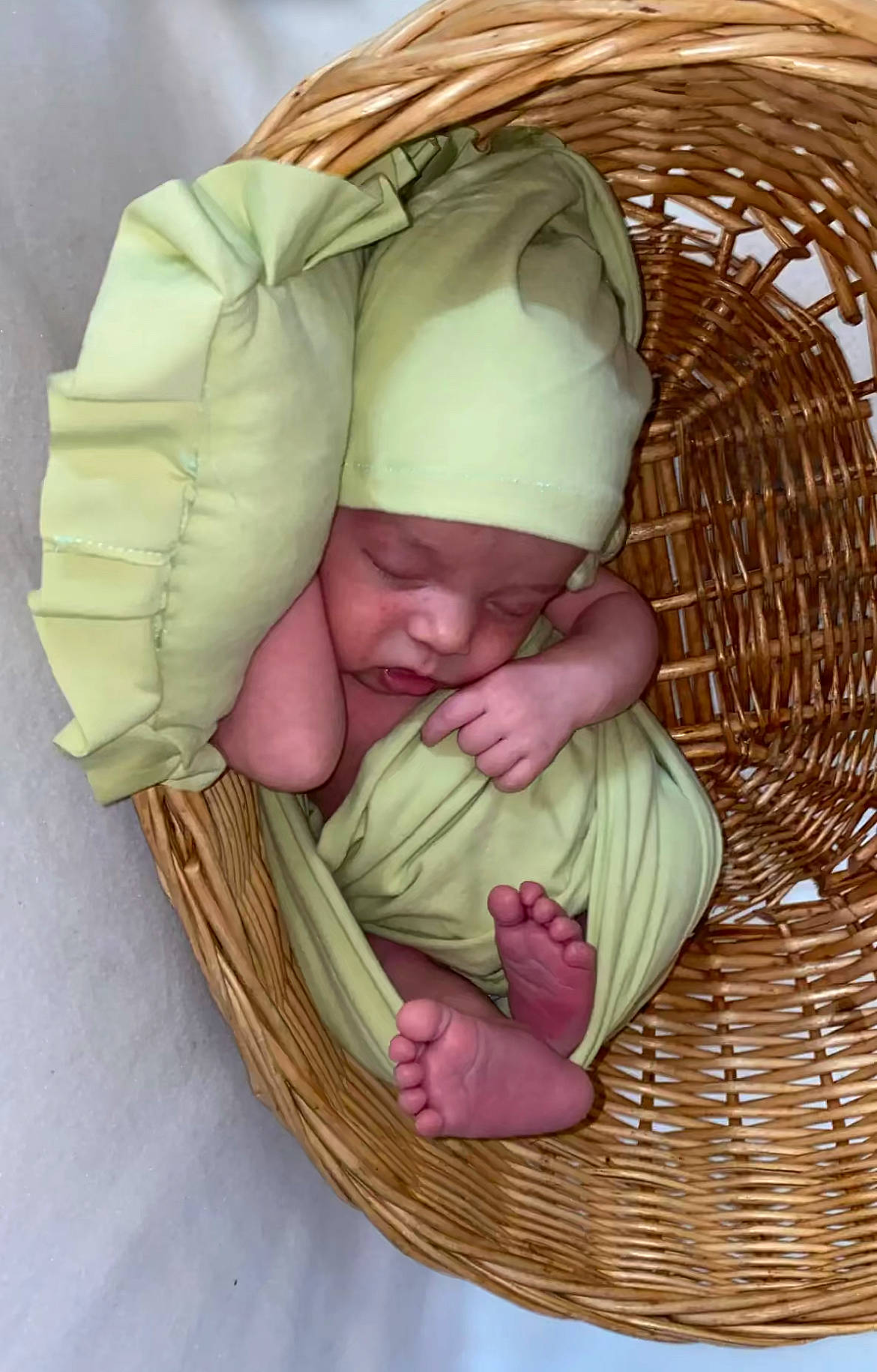 Mason a rejoint le concours — aidez-le/la à gagner de superbes lots ! baby, baby_products, baby_safety, baby_sleeping, baby_toddler_clothing, basket, bedtime, child, circle, comfort, gesture, grass, happy, headwear, linens, nap, person, product, thumb, toddler