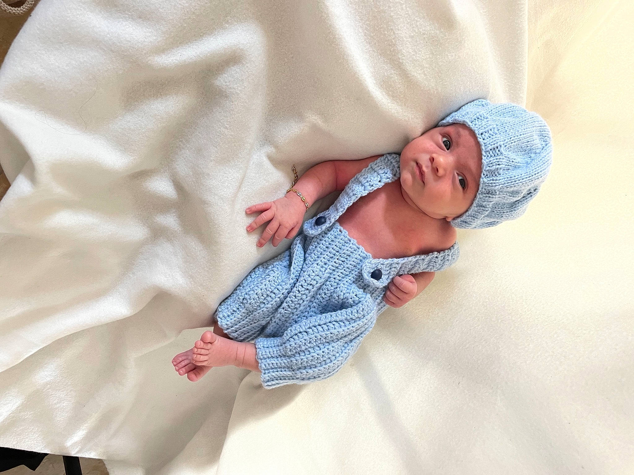 Mason a rejoint le concours — aidez-le/la à gagner de superbes lots ! arm, baby, baby_products, baby_sleeping, baby_toddler_clothing, bedding, child, comfort, finger, glasses, hand, hat, headwear, linens, pattern, person, product, skin, sleeve, sunglasses