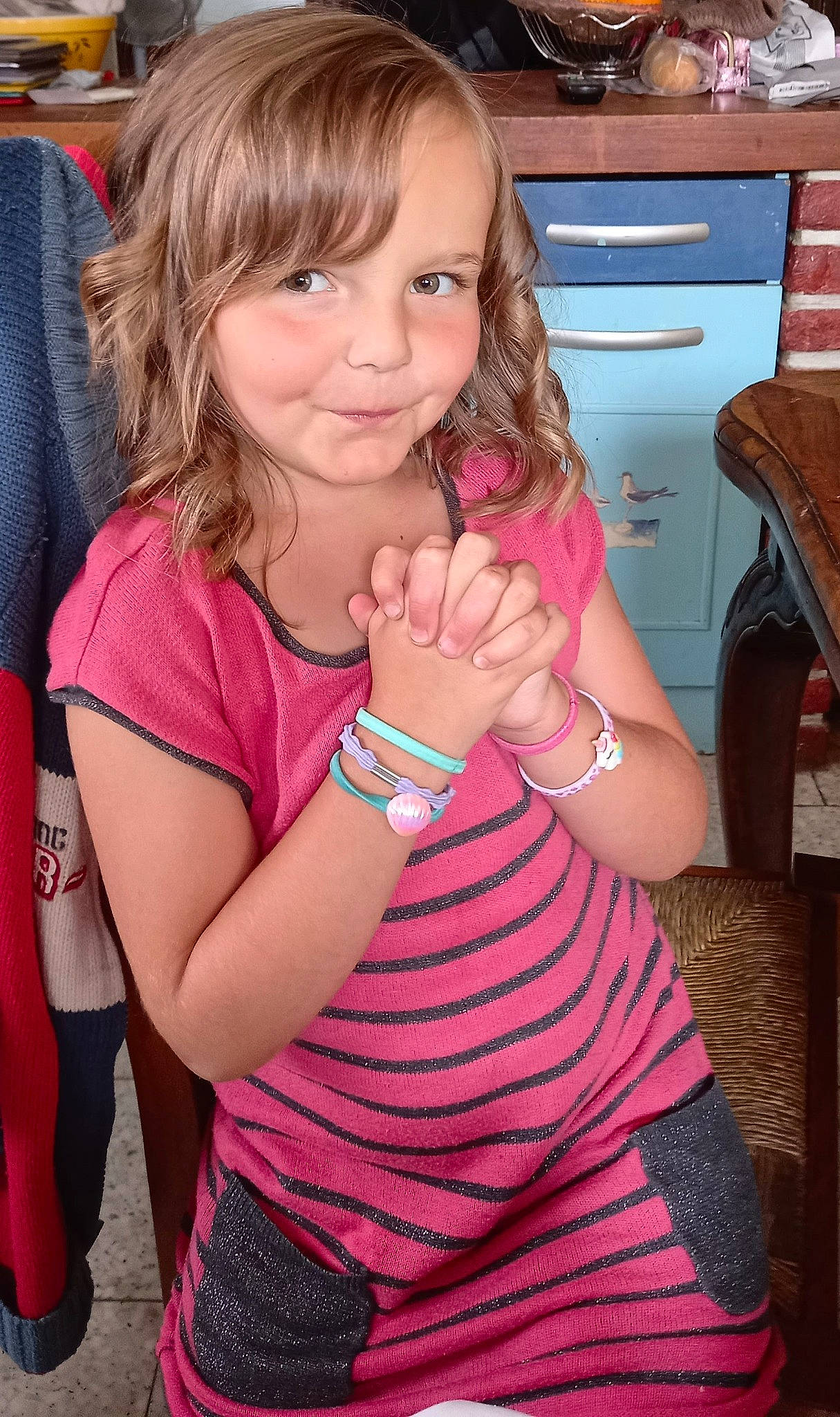 Kelly participe au concours pour gagner de l'argent avec cette photo : cheek, eye, eyelash, face, facial_expression, finger, gesture, hair, hairstyle, hand, happy, joint, joy, neck, organ, person, pink, shoulder, skin, sleeve