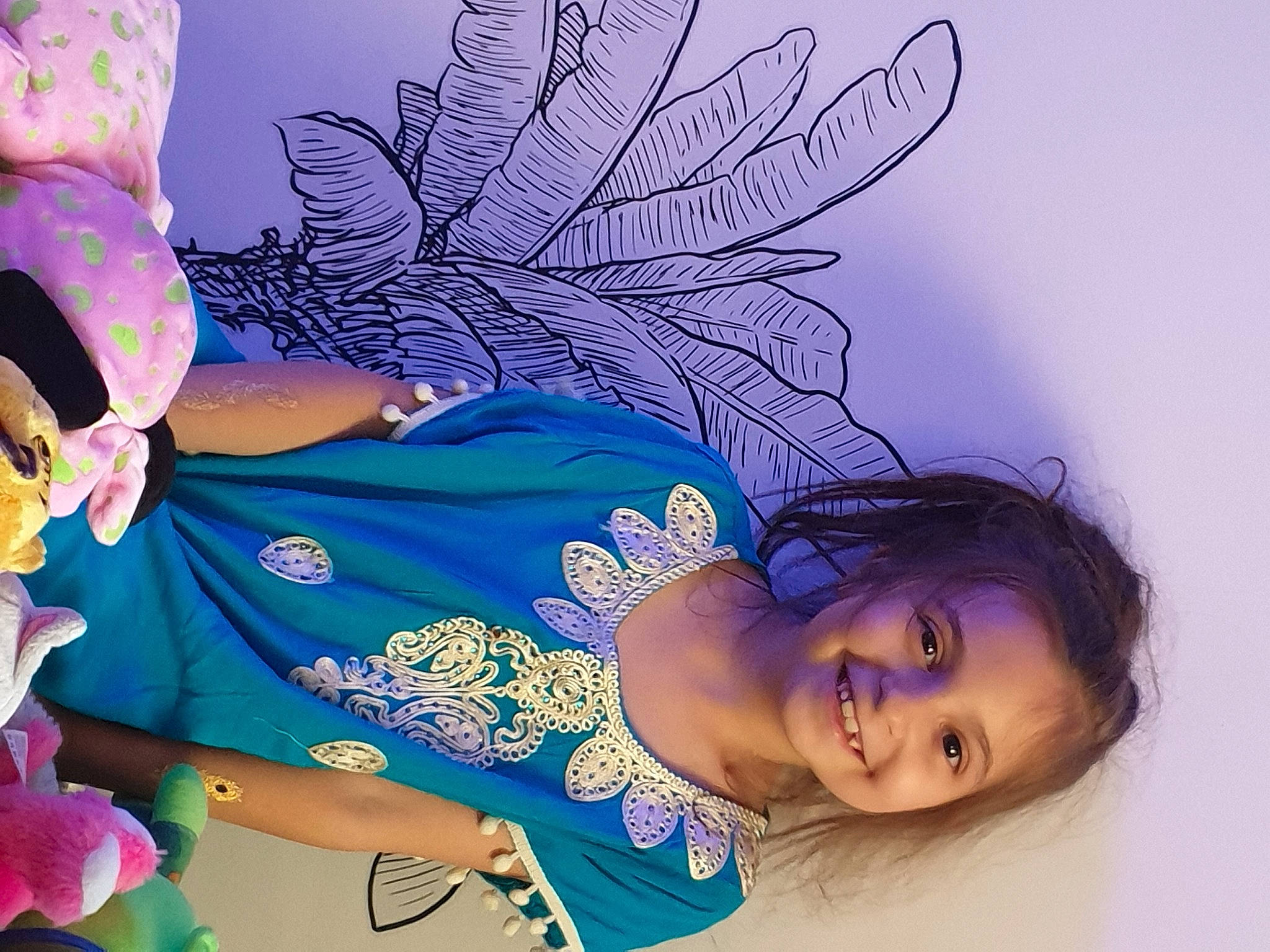 Fanny a rejoint le concours — aidez-le/la à gagner de superbes lots ! arm, art, azure, black_hair, cool, electric_blue, eyelash, fashion_accessory, fun, gesture, hairstyle, happy, joy, magenta, pattern, person, pink, plant, purple, smile