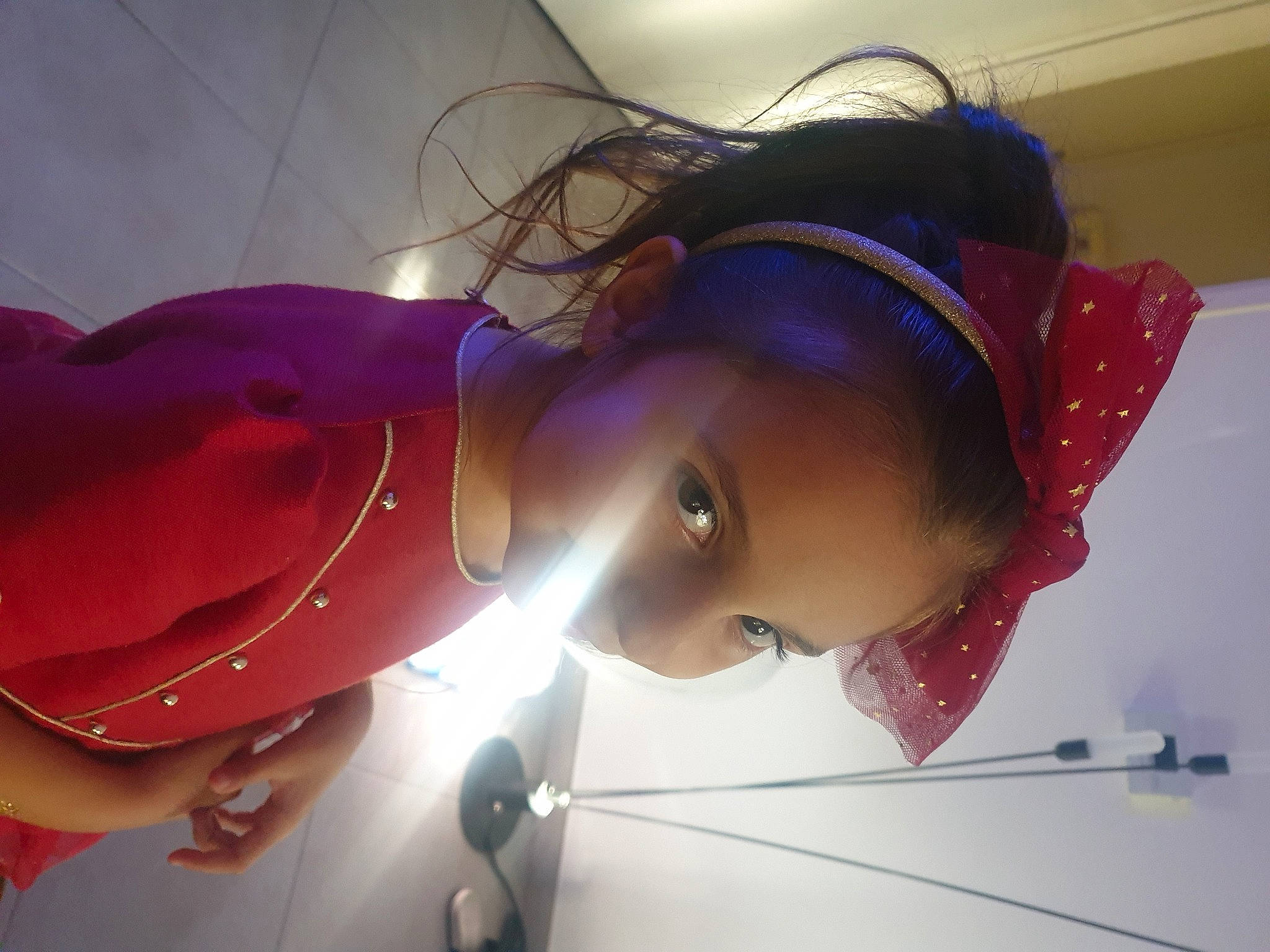 Fanny a rejoint le concours — aidez-le/la à gagner de superbes lots ! animation, audio_equipment, bangs, carmine, child, electric_blue, eyelash, eyewear, fashion_accessory, fun, hair_coloring, hat, hime_cut, magenta, person, petal, pink, purple, toddler, toy