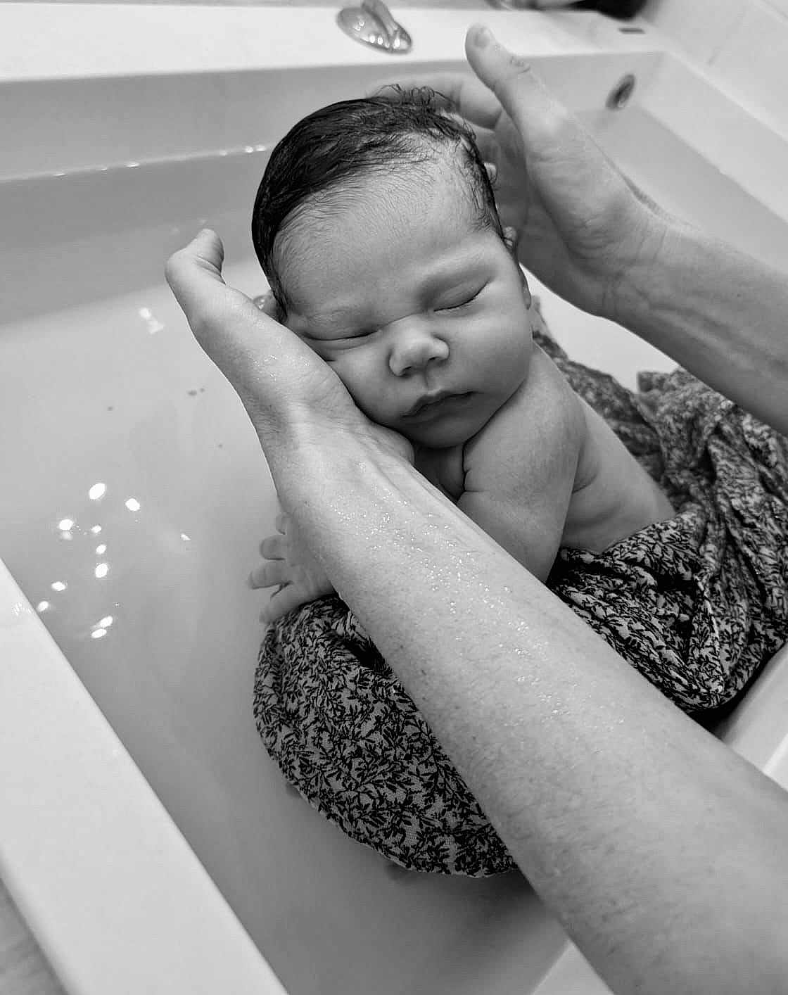 Ysée a rejoint le concours — aidez-le/la à gagner de superbes lots ! newborn, baby, infant, bath, hands, sleeping, black_and_white, water, towel, pattern, close_up, peaceful, skin, portrait, parent, care, gentle, rest, support, bathtub