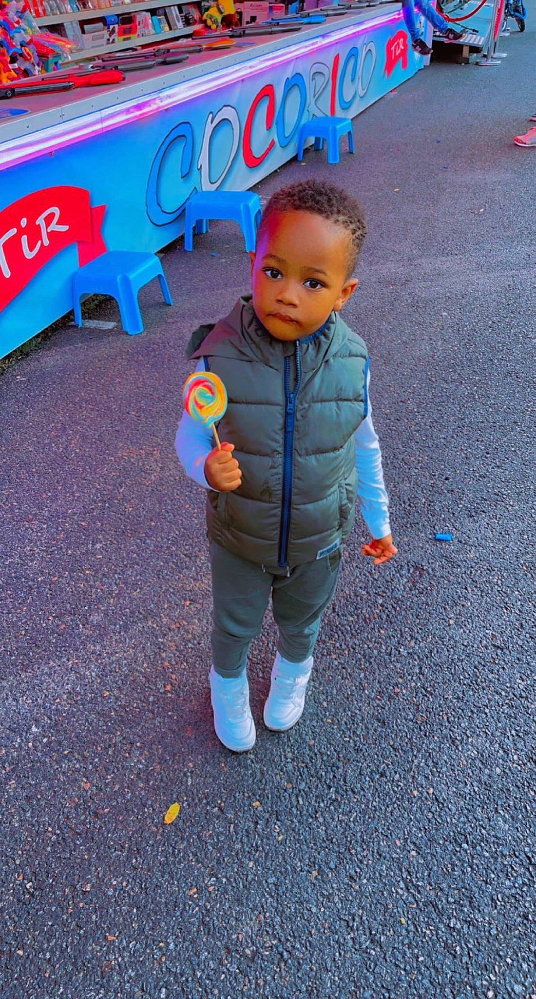 Tidio a rejoint le concours — aidez-le/la à gagner de superbes lots ! asphalt, baby_toddler_clothing, child, denim, electric_blue, fun, gesture, happy, human_leg, jacket, leisure, pedestrian, person, recreation, road_surface, shadow, sidewalk, sleeve, sneakers, t_shirt