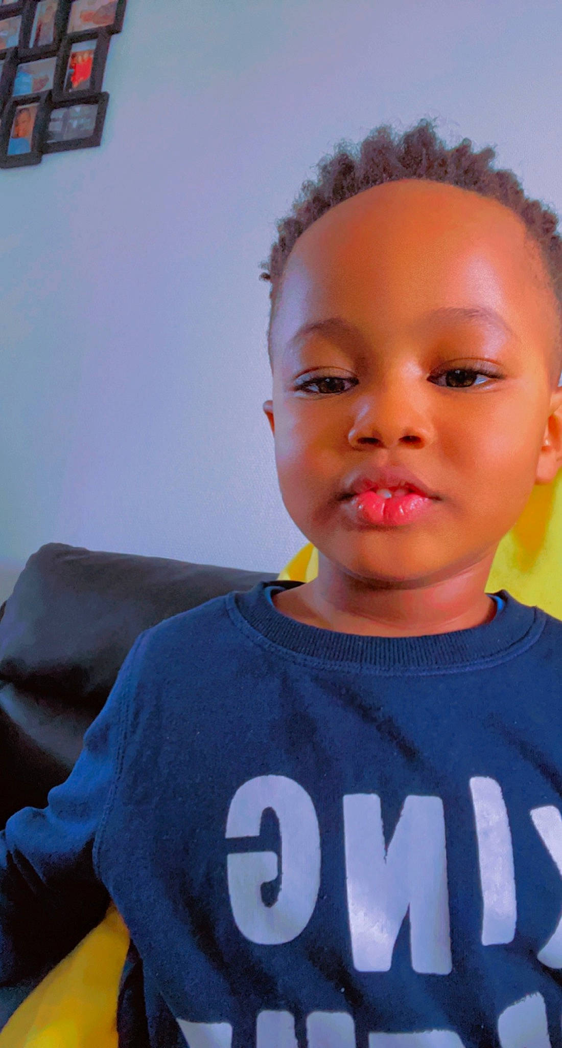 Tidio participe au concours pour gagner de l'argent avec cette photo : cheek, chin, cool, electric_blue, eyebrow, facial_expression, forehead, fun, happy, jersey, joint, lip, mouth, neck, nose, people, person, skin, sleeve, smile