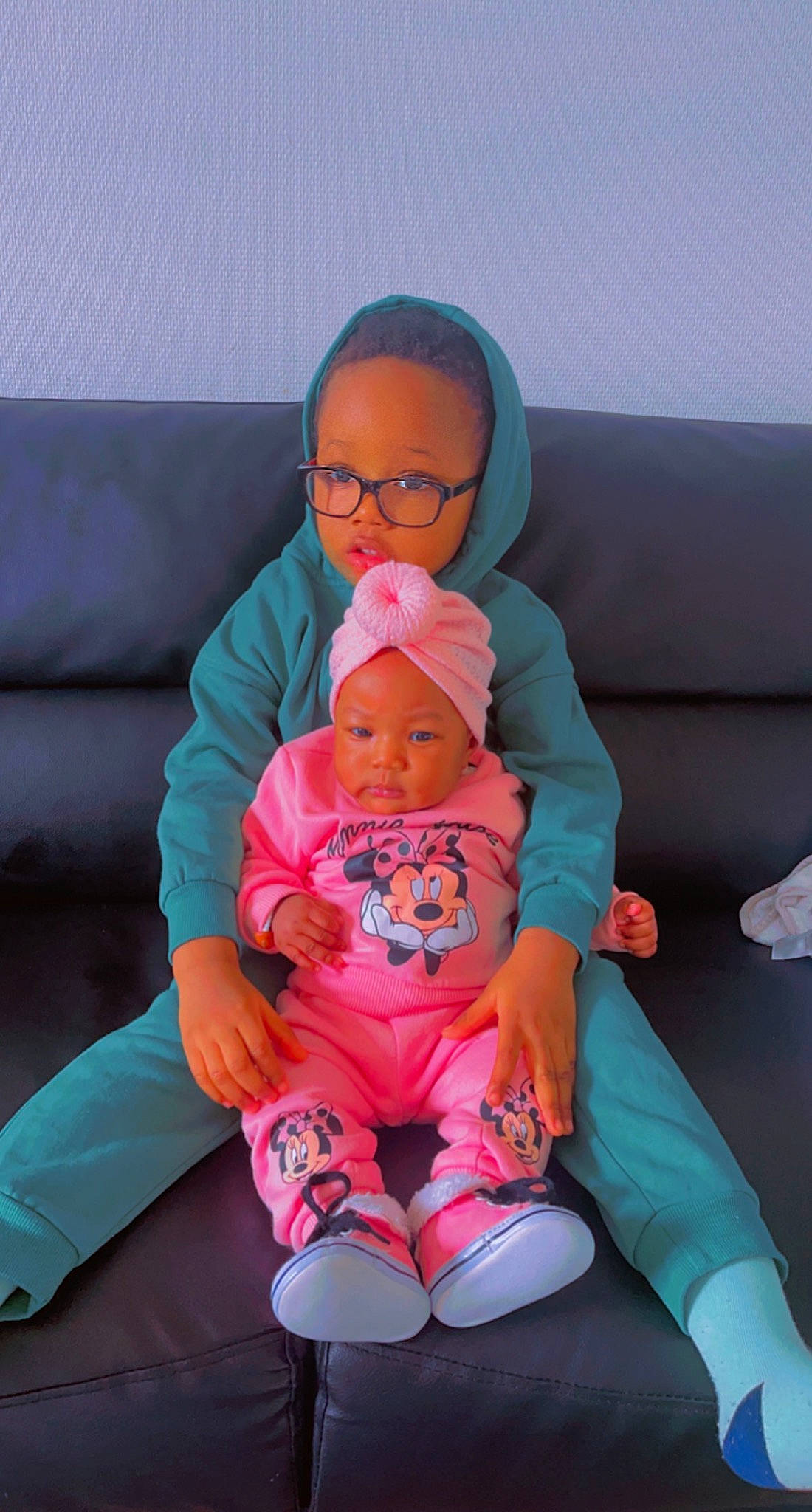 Tidio participe au concours pour gagner de l'argent avec cette photo : azure, baby, baby_toddler_clothing, cheek, comfort, couch, eye, face, happy, headwear, lap, leg, leisure, mouth, person, pink, product, purple, skin, sleeve