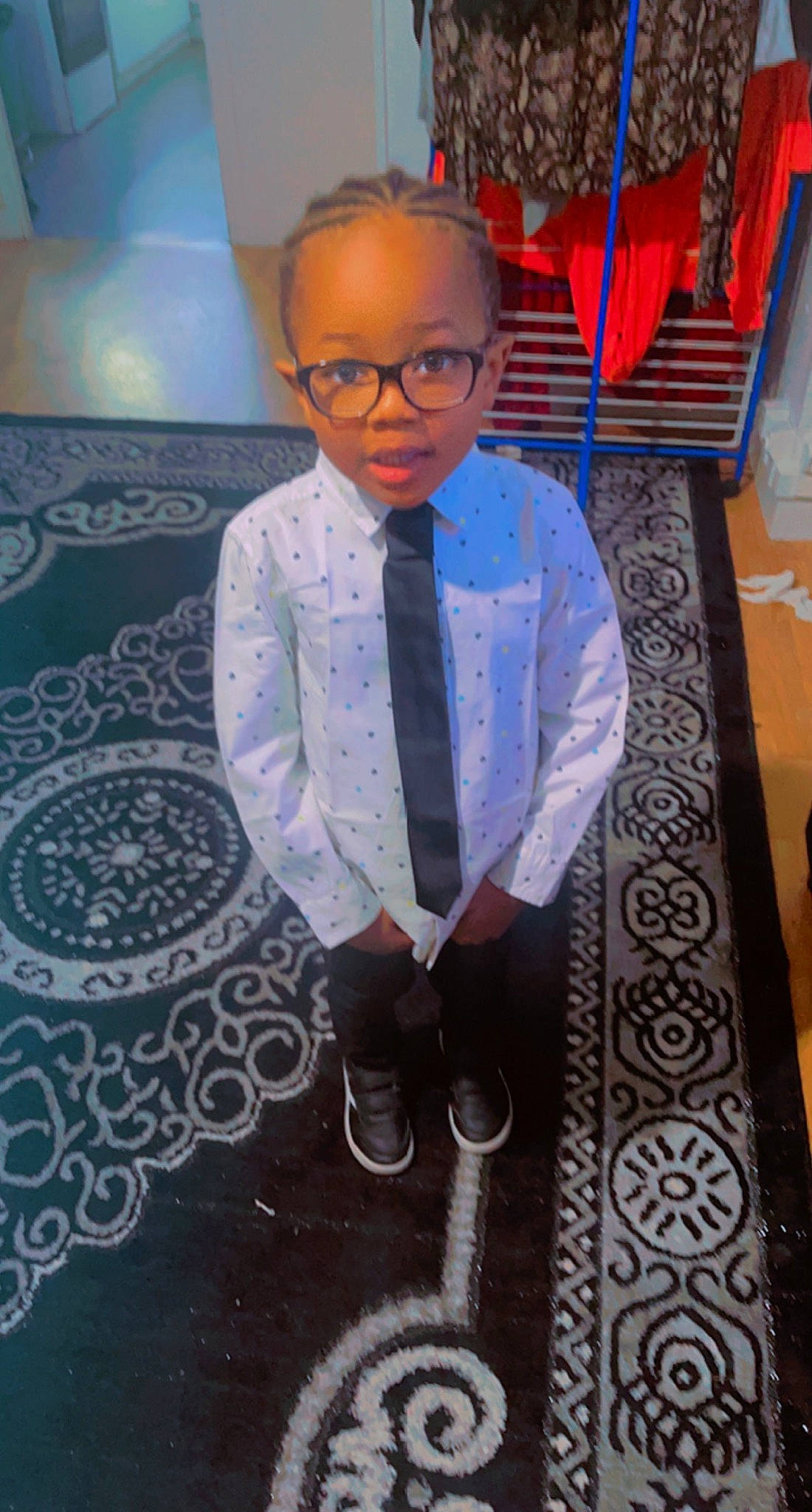 Tidio participe au concours pour gagner de l'argent avec cette photo : carpet, child, cool, dress_shirt, electric_blue, event, eyewear, fashion, fashion_design, floor, flooring, formal_wear, fun, pattern, person, room, sleeve, tie, toddler, visual_arts