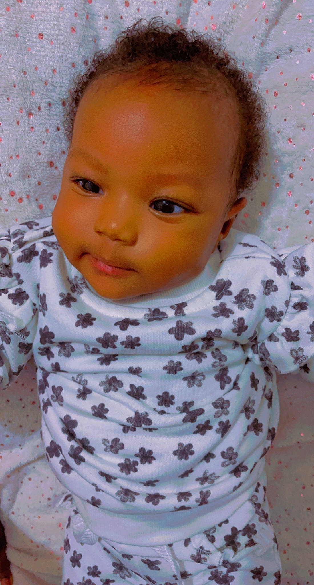 Hope a rejoint le concours — aidez-le/la à gagner de superbes lots ! baby, baby_toddler_clothing, cheek, chin, eye, eyebrow, eyelash, forehead, hairstyle, head, iris, lip, mammal, mouth, neck, nose, person, pink, skin, sleeve