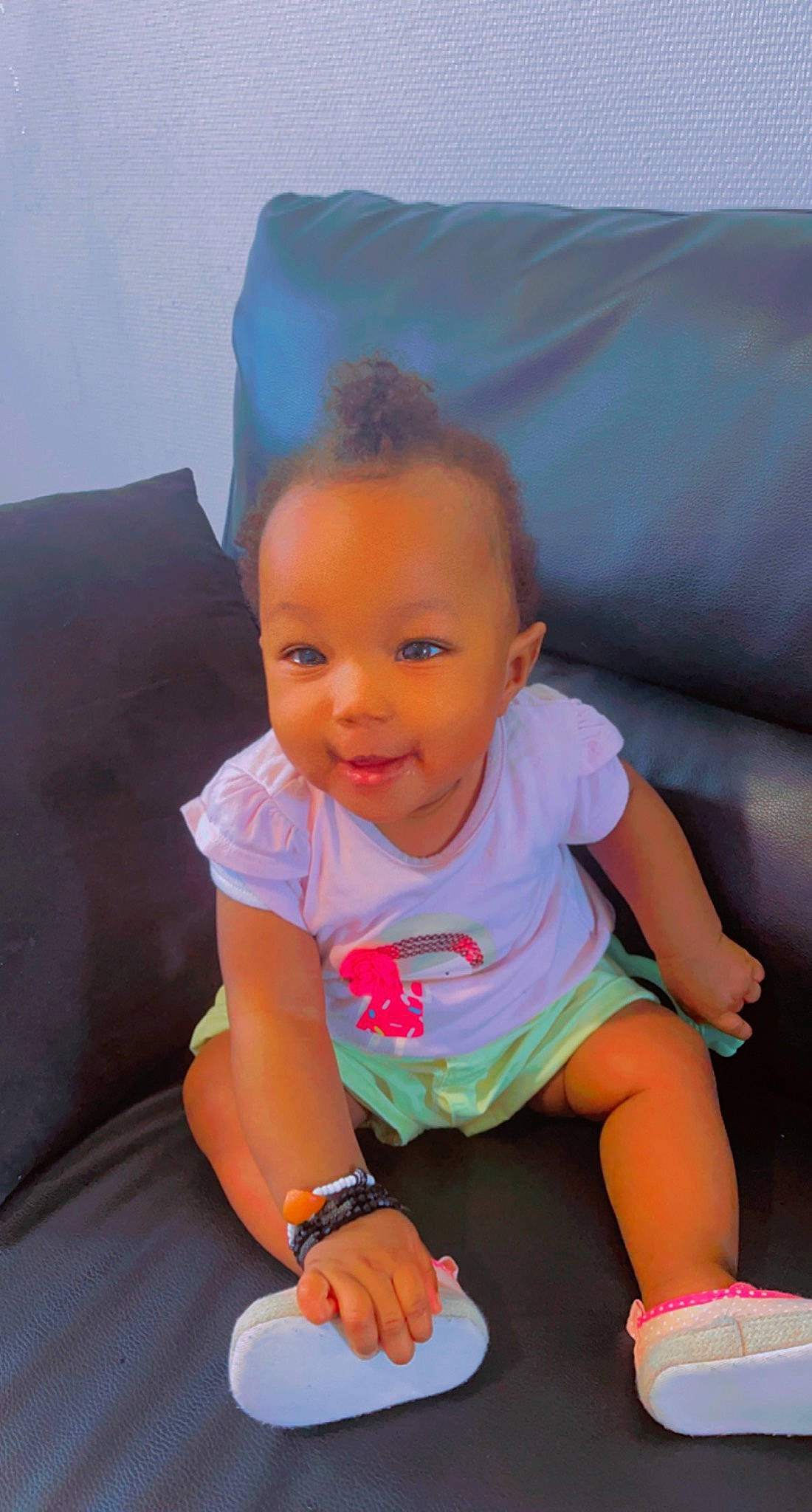 Hope a rejoint le concours — aidez-le/la à gagner de superbes lots ! baby_toddler_clothing, cheek, child, comfort, electric_blue, facial_expression, finger, fun, hairstyle, hand, happy, leg, person, pink, product, shorts, skin, smile, t_shirt, textile