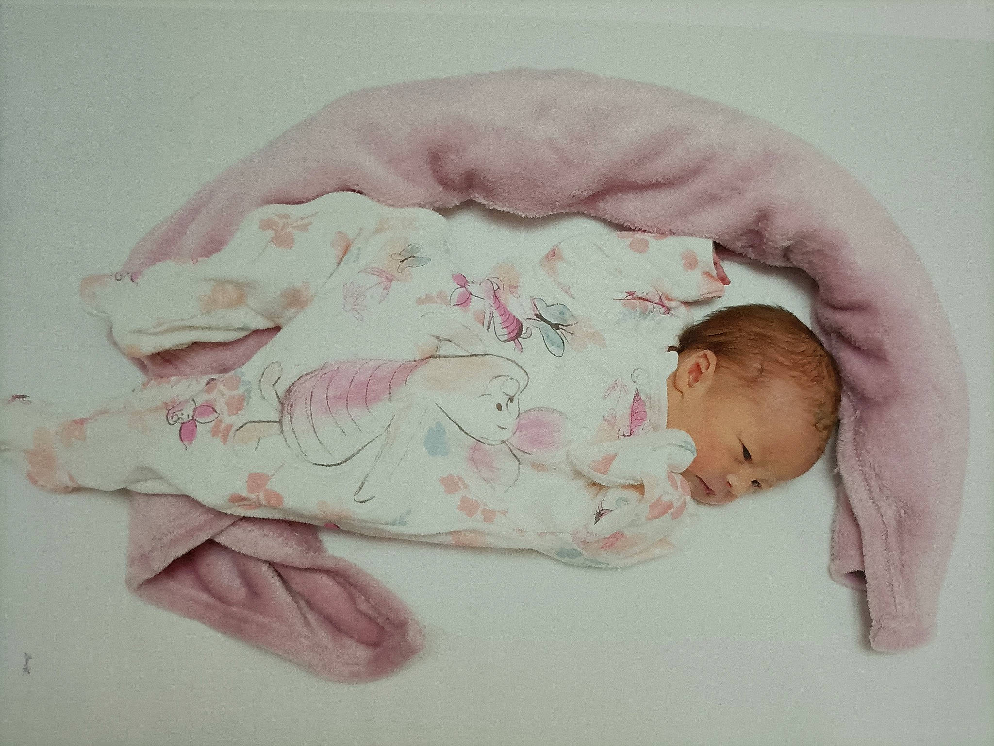 Athéna a rejoint le concours — aidez-le/la à gagner de superbes lots ! arm, art, baby, baby_products, baby_sleeping, baby_toddler_clothing, bedding, bedtime, cheek, child, comfort, face, hand, head, human_body, linens, nap, person, sleep, sleeve