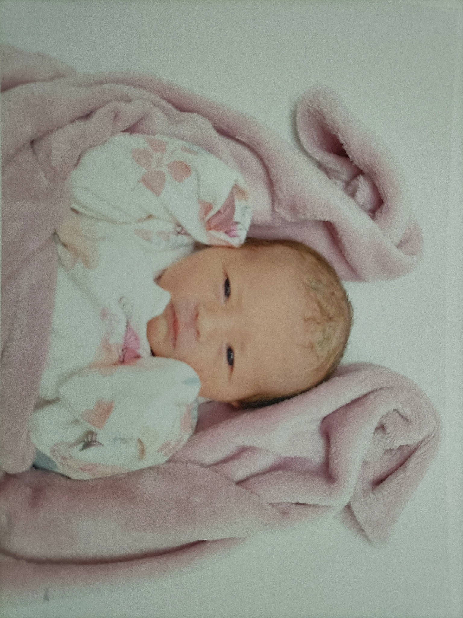 Athéna participe au concours pour gagner de l'argent avec cette photo : baby, baby_products, baby_safety, baby_sleeping, baby_toddler_clothing, bed, bedding, bedtime, cheek, child, comfort, eye, headgear, infant_bed, linens, lip, nap, person, portrait_photography, sleep