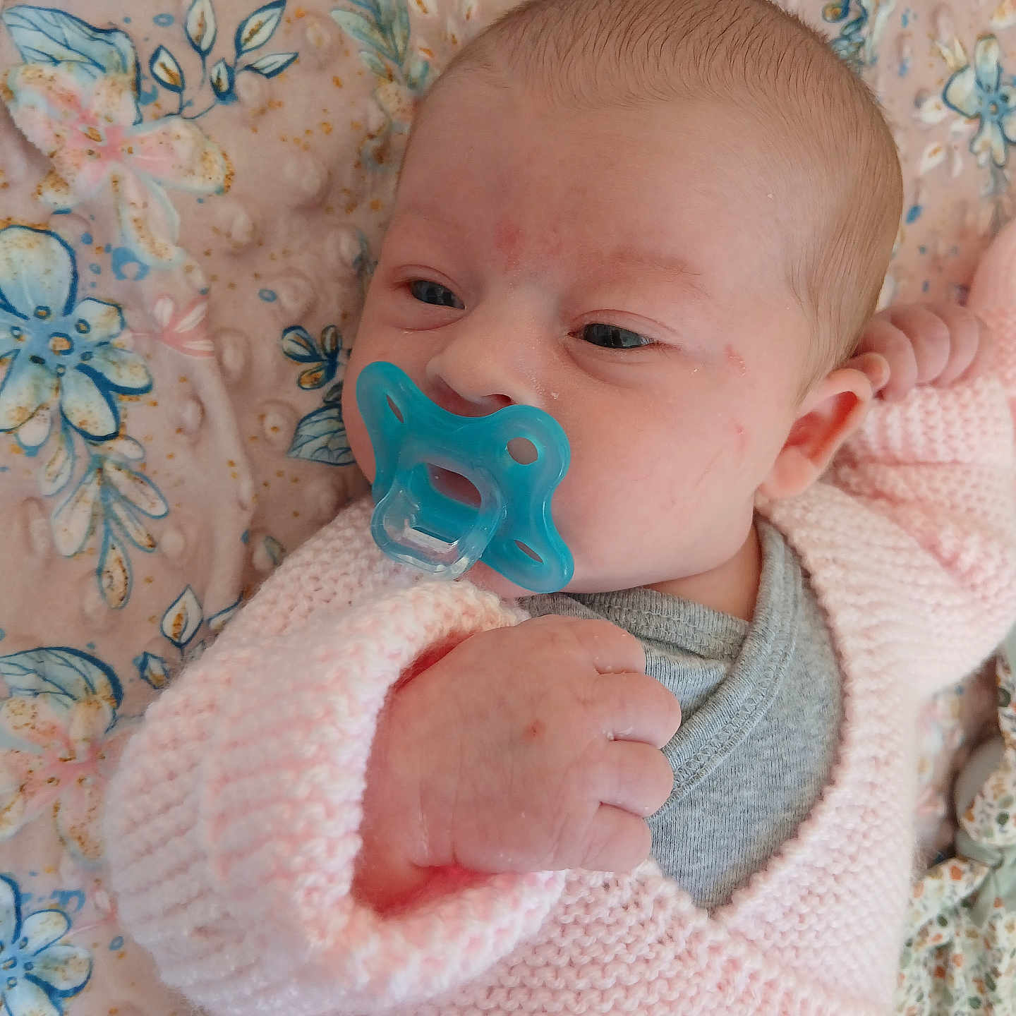 Thalya a rejoint le concours — aidez-le/la à gagner de superbes lots ! baby, pacifier, blanket, knitwear, pink, blue, face, hand, infant, sleepwear, cute, resting, newborn, soft, cozy, portrait, child, floral, pattern, closeup