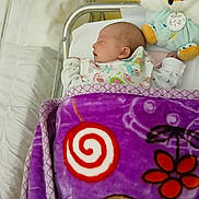 Thalya participe au concours pour gagner de l'argent avec cette photo : baby, sleeping, crib, blanket, plush_toy, fox, bed, infant, child, cozy, colorful, patterned_blanket, cute, resting, indoors, soft_toy, bedroom, peaceful, newborn, clothing