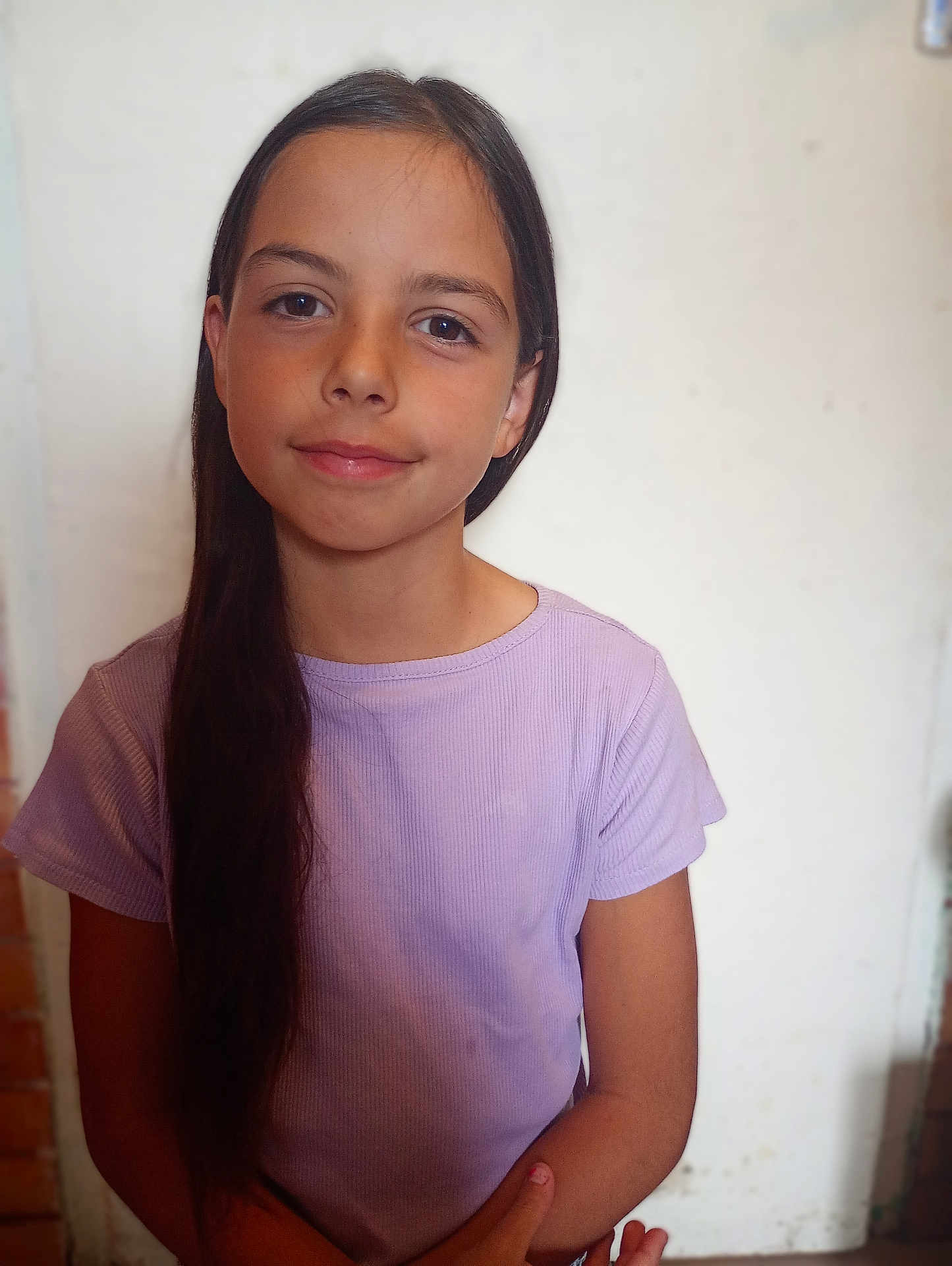 Myha a rejoint le concours — aidez-le/la à gagner de superbes lots ! child, girl, portrait, smile, long_hair, purple_shirt, casual_clothing, indoor, young, face, person, human, standing, looking_at_camera, natural_light, short_sleeves, relaxed, calm, background_blur, skin