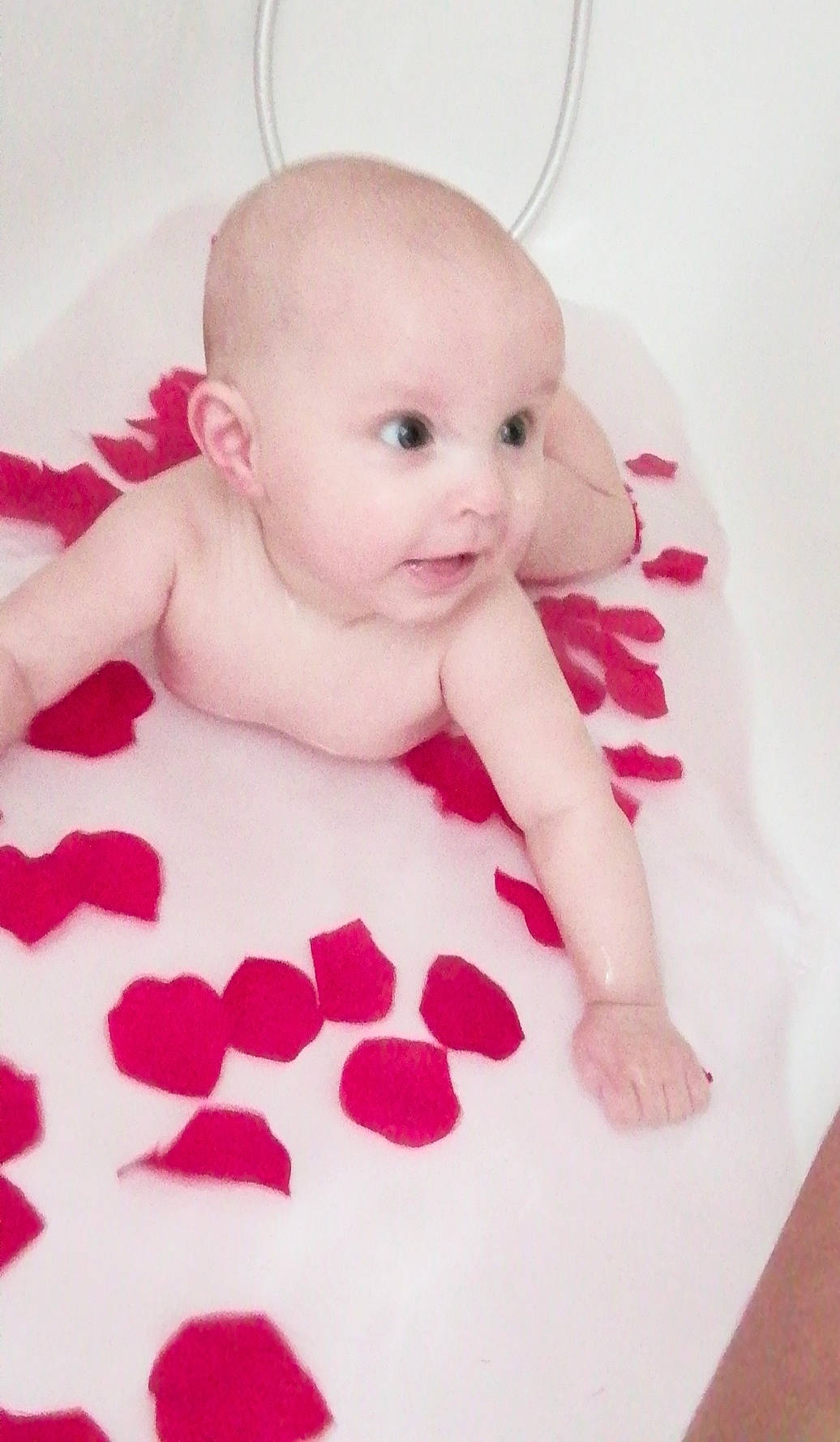 Inaya participe au concours pour gagner de l'argent avec cette photo : baby, baby_products, baby_toddler_clothing, bathtub, cheek, child, lip, person, pink, product, skin, toddler