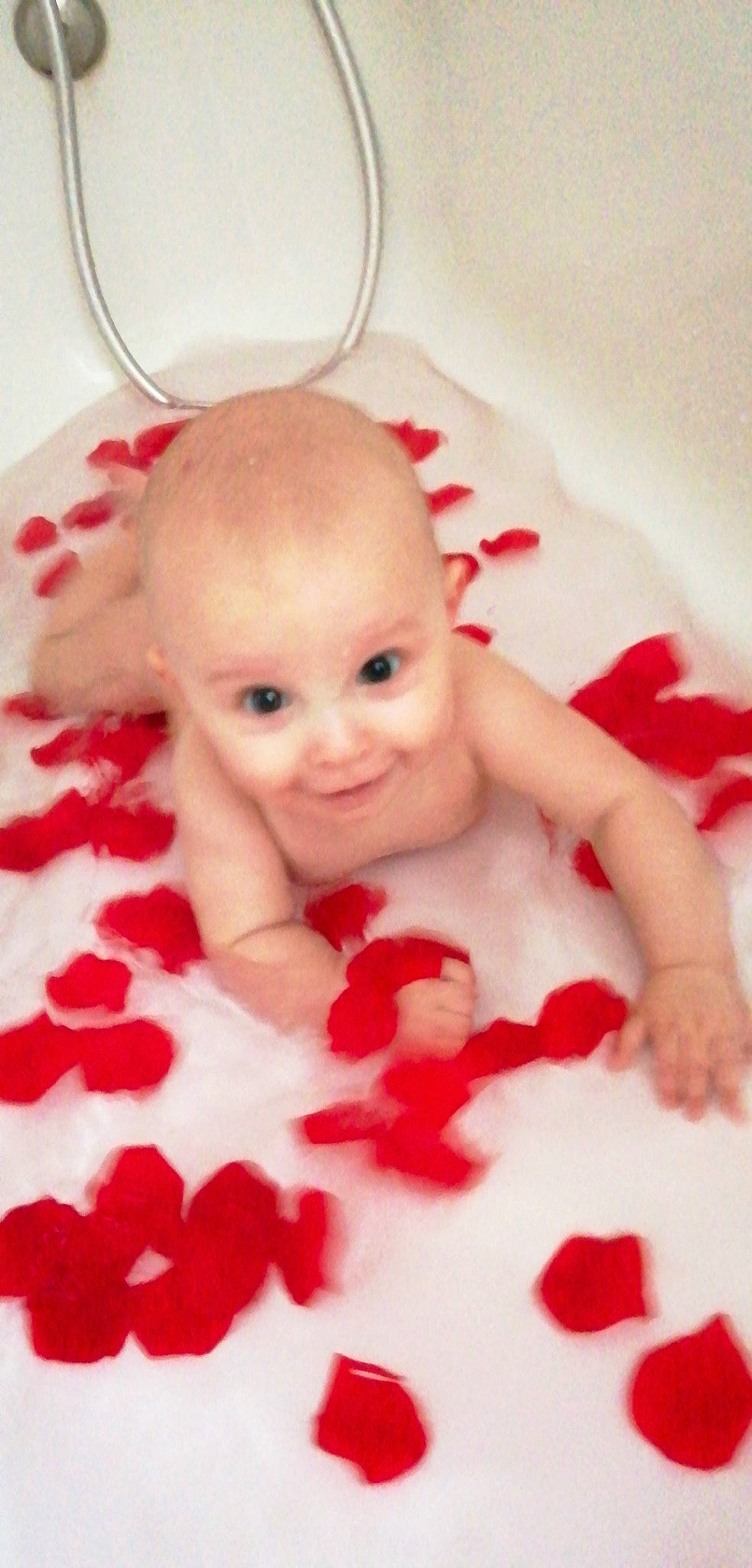 Inaya a rejoint le concours — aidez-le/la à gagner de superbes lots ! baby, bathtub, cheek, child, head, person, red, skin, toddler