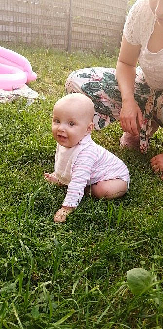 Inaya a rejoint le concours — aidez-le/la à gagner de superbes lots ! baby, child, finger, grass, grass_family, lawn, meadow, person, plant, play, smile, toddler