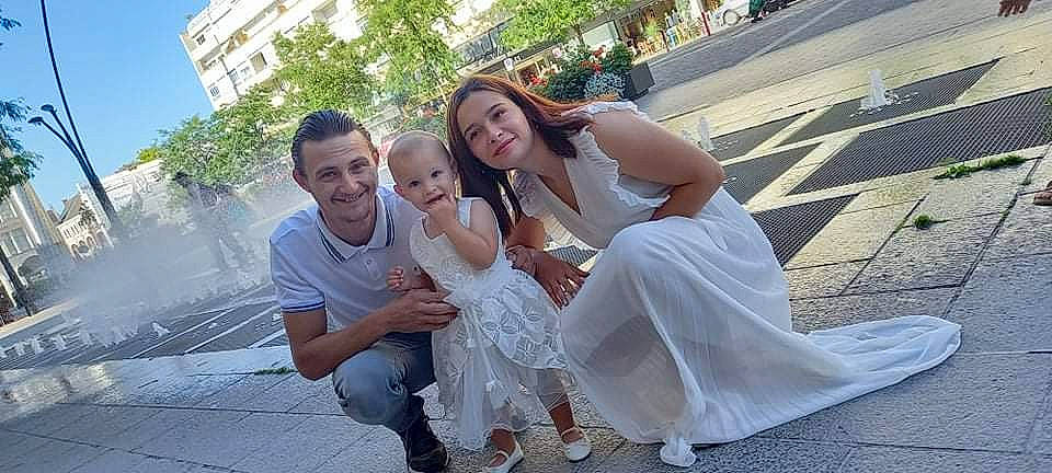 Inaya participe au concours pour gagner de l'argent avec cette photo : bridal_accessory, bridal_clothing, bridal_party_dress, bride, dress, event, facial_expression, formal_wear, fun, gesture, gown, happy, joy, leg, leisure, person, recreation, sandal, smile, tree