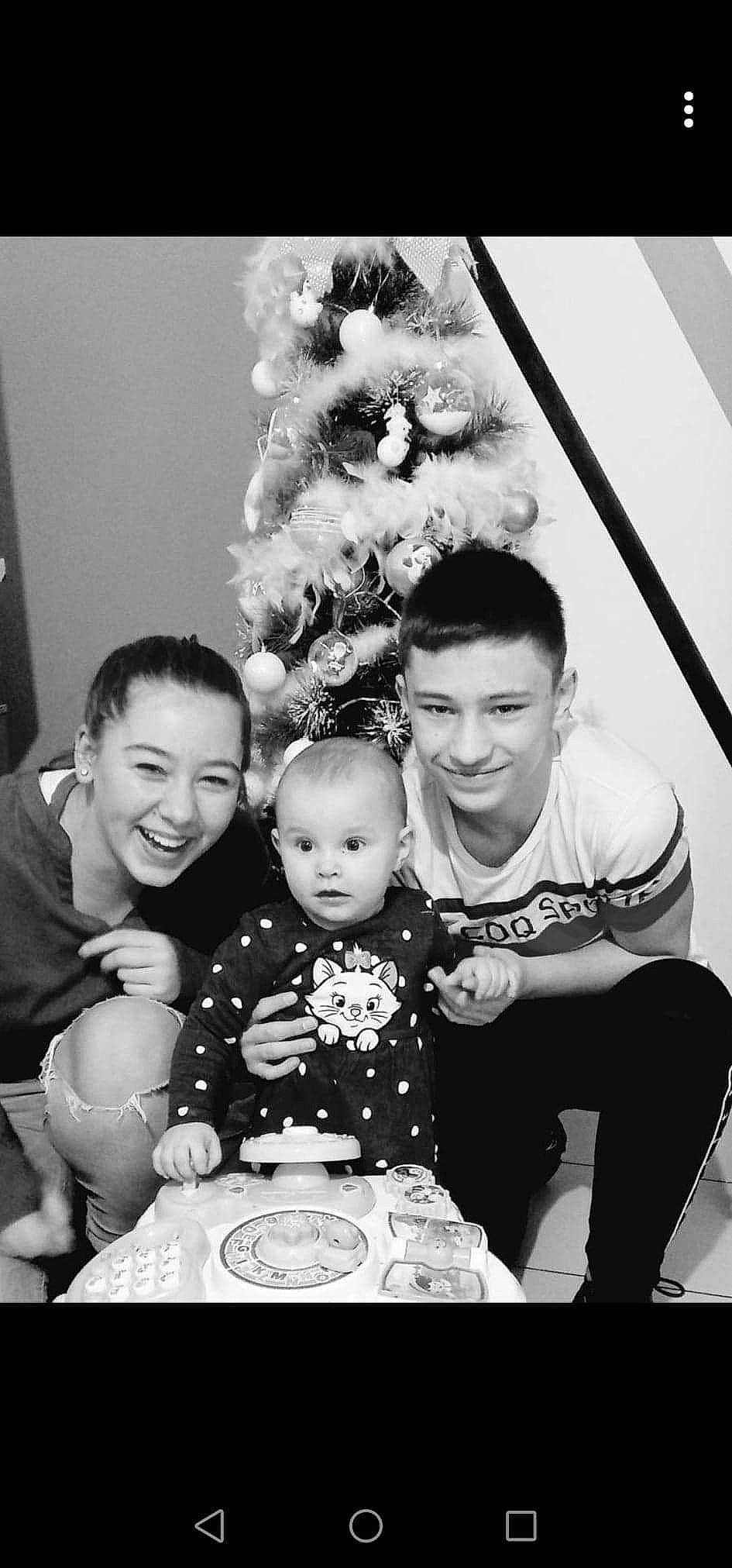 Inaya a rejoint le concours — aidez-le/la à gagner de superbes lots ! baby, beauty, black, black_and_white, christmas_tree, facial_expression, family_taking_photos_together, flash_photography, fun, hairstyle, happy, human, joy, monochrome, monochrome_photography, person, photograph, smile, standing, style