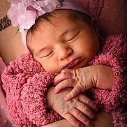Giulia a rejoint le concours — aidez-le/la à gagner de superbes lots ! newborn, baby, sleeping, pink, headband, flower, blanket, hands, arms, closeup, soft, cozy, infant, person, skin, texture, peaceful, portrait, child, resting
