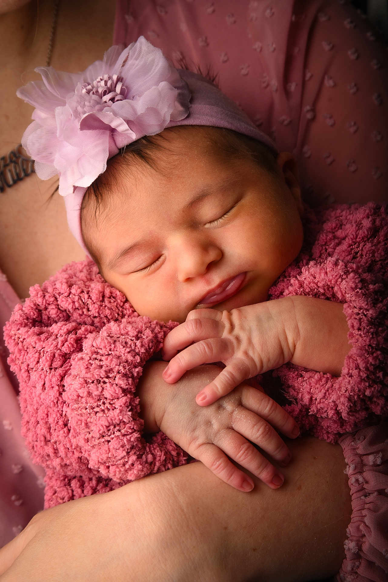 Giulia a rejoint le concours — aidez-le/la à gagner de superbes lots ! newborn, baby, sleeping, pink, headband, flower, blanket, hands, arms, closeup, soft, cozy, infant, person, skin, texture, peaceful, portrait, child, resting