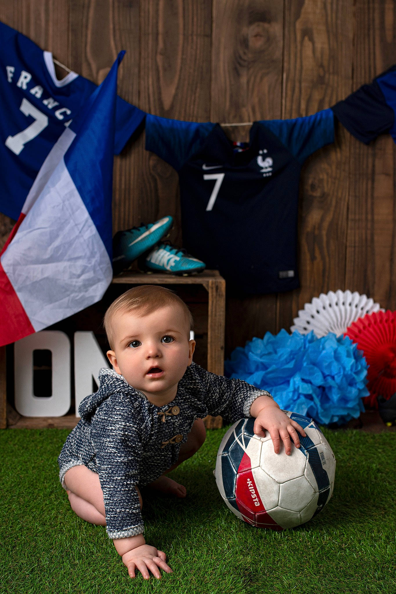Lylio a rejoint le concours — aidez-le/la à gagner de superbes lots ! ball, bean_bag, child, football, grass, person, photography, play, soccer, soccer_ball, team, toddler, world