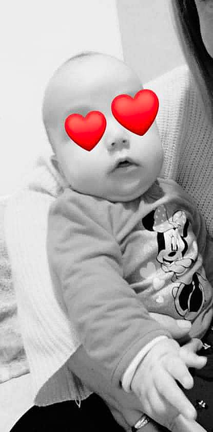 Léa a rejoint le concours — aidez-le/la à gagner de superbes lots ! baby, baby_toddler_clothing, black, black_and_white, cheek, comfort, facial_expression, gesture, grey, happy, lip, monochrome_photography, mouth, nose, organ, person, photograph, sleeve, style, toddler