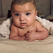 Noah a rejoint le concours — aidez-le/la à gagner de superbes lots ! baby, infant, child, face, skin, blanket, towel, blue_eyes, expression, curious, hands, portrait, cute, indoors, soft_texture, closeup, head, lying_down, naked_shoulders, newborn