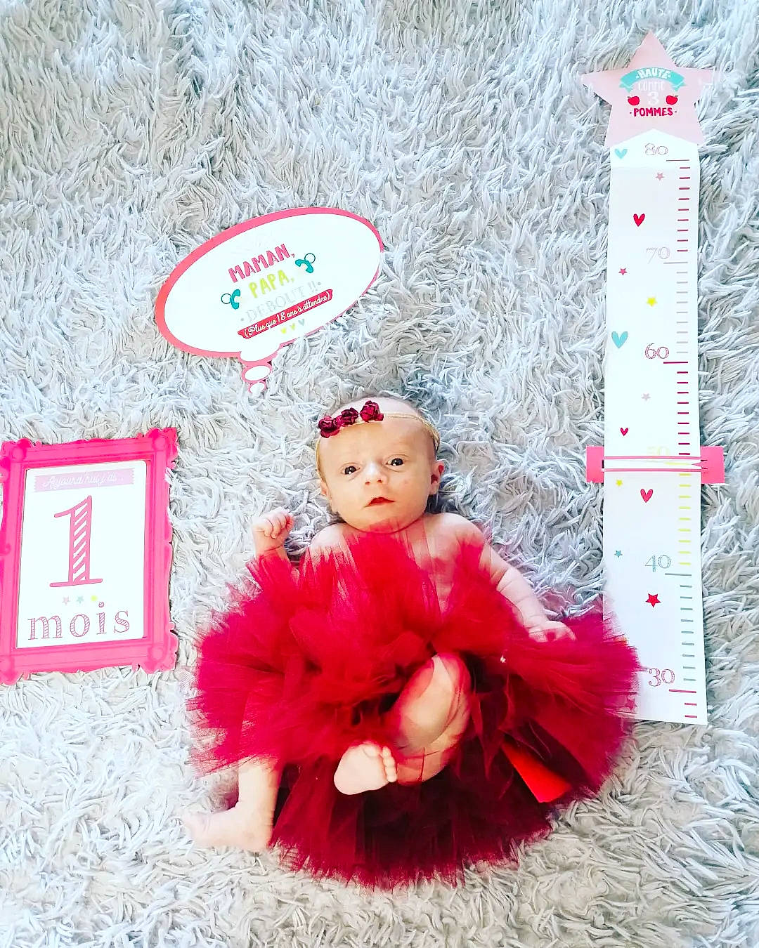 Hanaë a rejoint le concours — aidez-le/la à gagner de superbes lots ! baby, baby_toddler_clothing, child, costume_hat, font, fur, happy, holiday, magenta, paper_product, pattern, person, pink, rectangle, red, sitting, toddler