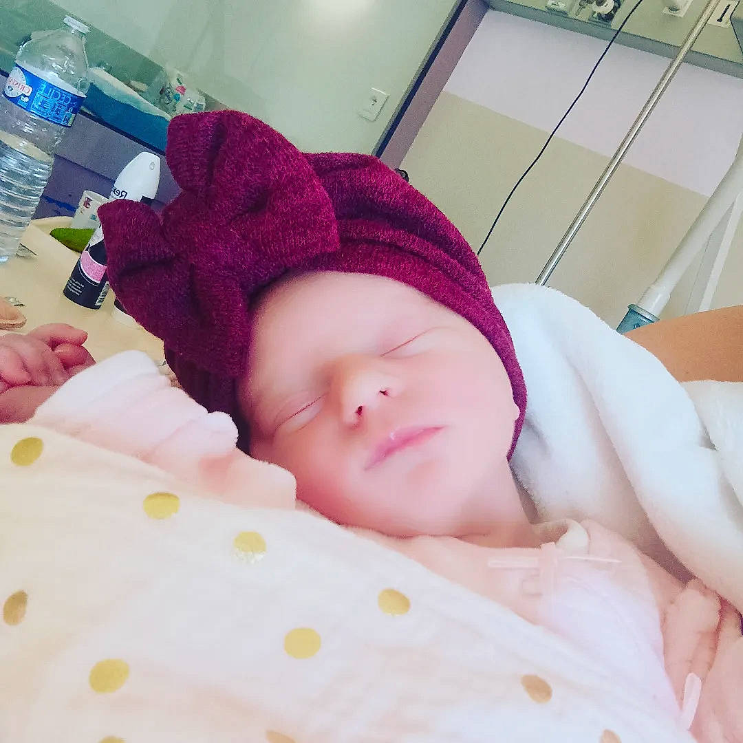 Hanaë participe au concours pour gagner de l'argent avec cette photo : baby, baby_products, baby_sleeping, baby_toddler_clothing, bed, bed_sheet, bedding, bedtime, child, comfort, flesh, linens, magenta, nap, pattern, person, pink, skin, textile, thumb