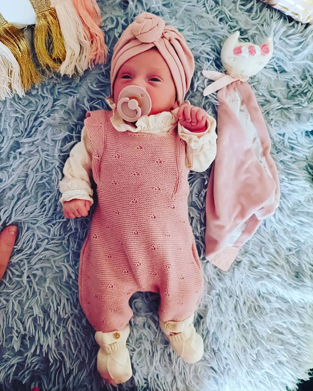 Hanaë a rejoint le concours — aidez-le/la à gagner de superbes lots ! arm, baby, baby_sleeping, baby_toddler_clothing, cap, comfort, eye, finger, gesture, hand, happy, headwear, people_in_nature, person, photograph, pink, skin, sleeve, textile, thumb