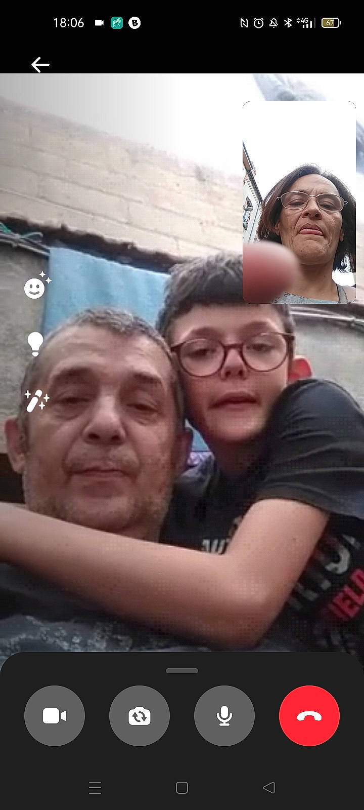 Valérian participe au concours pour gagner de l'argent avec cette photo : cool, crowd, event, eyewear, face, fun, gesture, glasses, happy, head, interaction, leisure, mouth, person, public_event, selfie, smile, t_shirt, tourism, travel