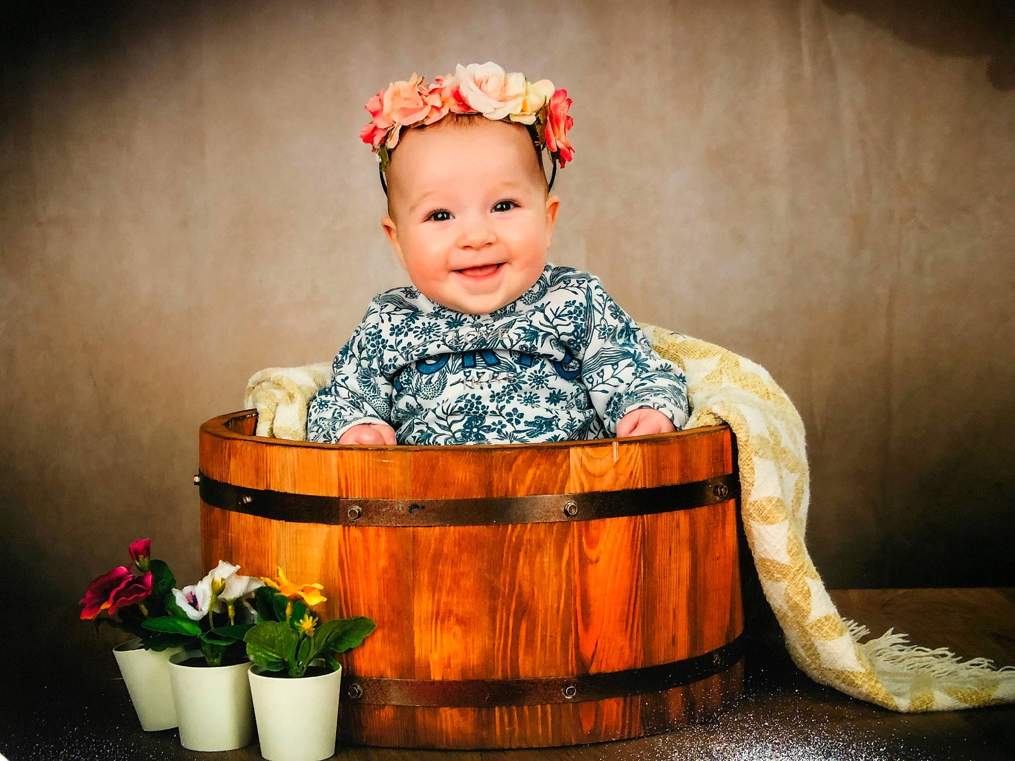 Maria a rejoint le concours — aidez-le/la à gagner de superbes lots ! baby, baby_toddler_clothing, basket, cheek, child, event, eye, flash_photography, flowerpot, fun, happy, headpiece, houseplant, joy, person, plant, portrait_photography, sitting, sleeve, smile