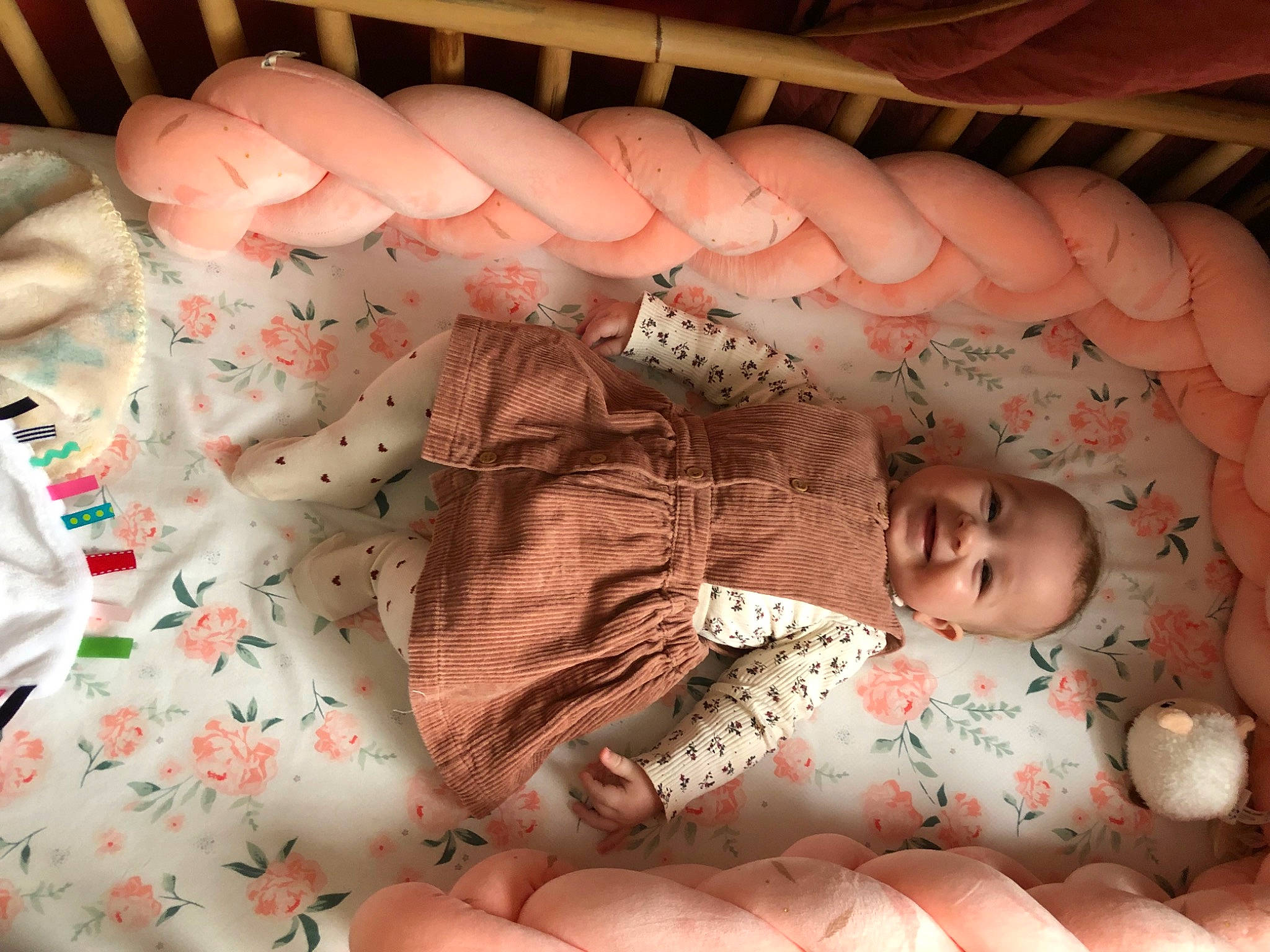 Maria a rejoint le concours — aidez-le/la à gagner de superbes lots ! arm, baby, baby_toddler_clothing, cheek, comfort, eye, finger, hand, head, human_body, joy, leg, mammal, mouth, nail, person, pink, product, skin, textile