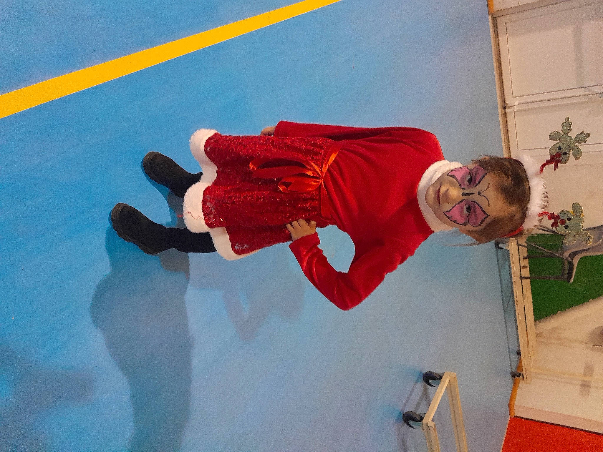 Lyana a rejoint le concours — aidez-le/la à gagner de superbes lots ! carmine, elbow, electric_blue, fun, gesture, happy, houseplant, leisure, person, plant, smile, visual_arts, walking_shoe