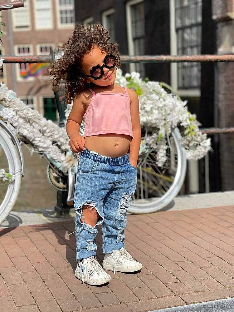 Jana a rejoint le concours — aidez-le/la à gagner de superbes lots ! clothing, denim, eyewear, fashion, footwear, glasses, goggles, helmet, jeans, leg, person, shoe, shorts, shoulder, sneakers, street_fashion, sunglasses, textile, thigh, vision_care