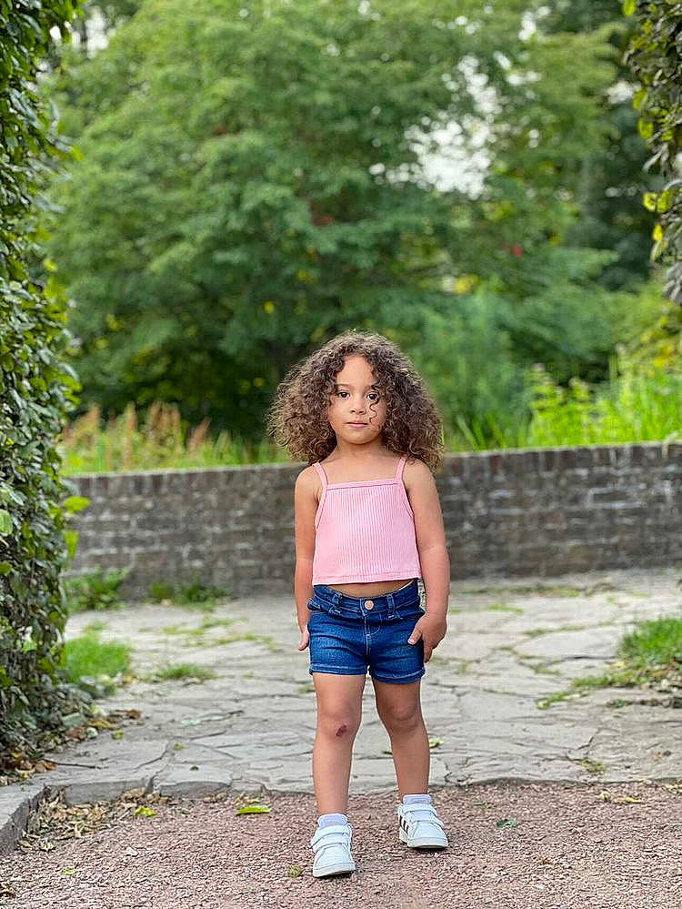 Jana a rejoint le concours — aidez-le/la à gagner de superbes lots ! botany, denim, electric_blue, forest, grass, hair, hairstyle, happy, human_leg, leisure, long_hair, people_in_nature, person, plant, recreation, shorts, street_fashion, summer, thigh, tree