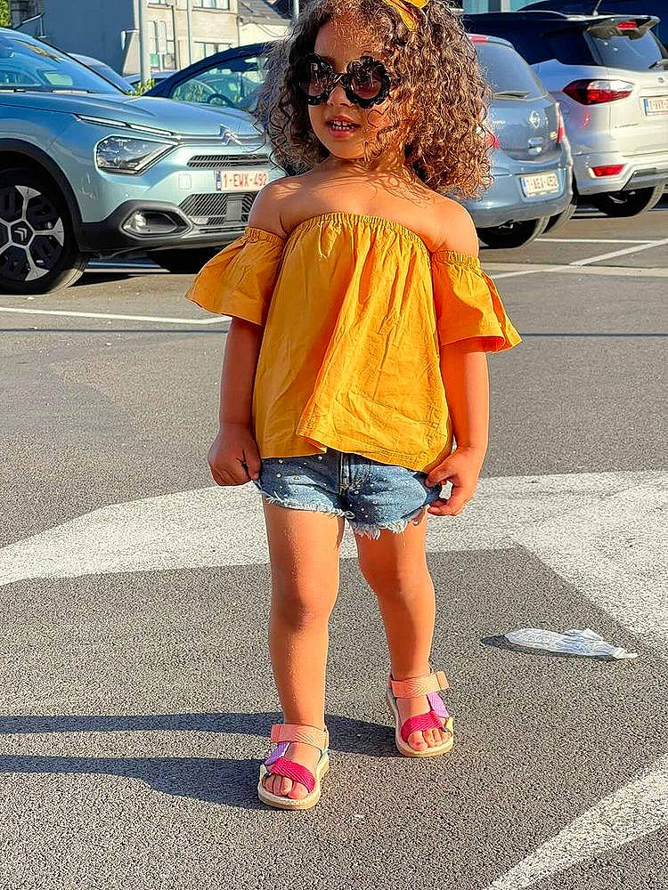 Jana a rejoint le concours — aidez-le/la à gagner de superbes lots ! asphalt, automotive_design, automotive_exterior, car, eyewear, glasses, infrastructure, land_vehicle, leg, motor_vehicle, person, photograph, shoe, shorts, shoulder, sleeve, street_fashion, sunglasses, thigh, waist