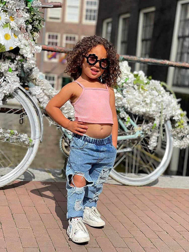 Jana participe au concours pour gagner de l'argent avec cette photo : bicycle_wheel, cool, eyewear, fashion, footwear, glasses, goggles, jeans, leg, person, pink, shoe, shoulder, sleeve, street_fashion, sunglasses, thigh, tire, vision_care, waist