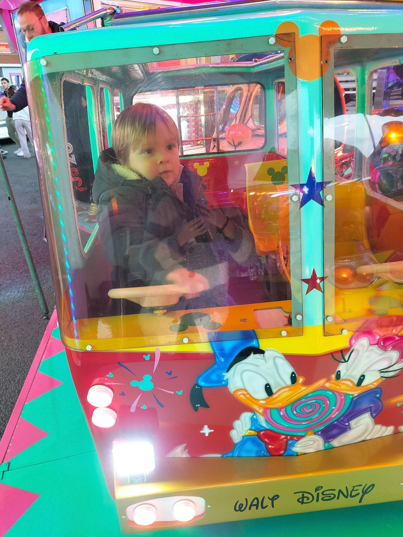 Owen a rejoint le concours — aidez-le/la à gagner de superbes lots ! amusement_ride, arcade_game, automotive_exterior, bumper, child, event, fun, games, leisure, machine, magenta, motor_vehicle, person, play, playground, recreation, technology, toddler, toy, vehicle