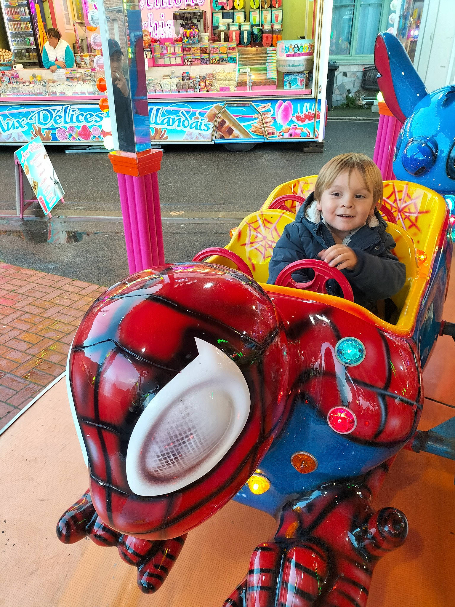 Owen a rejoint le concours — aidez-le/la à gagner de superbes lots ! amusement_park, amusement_ride, audio_equipment, baby, backpack, blue, child, city, fun, joy, leisure, magenta, motor_vehicle, nonbuilding_structure, person, personal_protective_equipment, play, playground, recreation, riding_toy