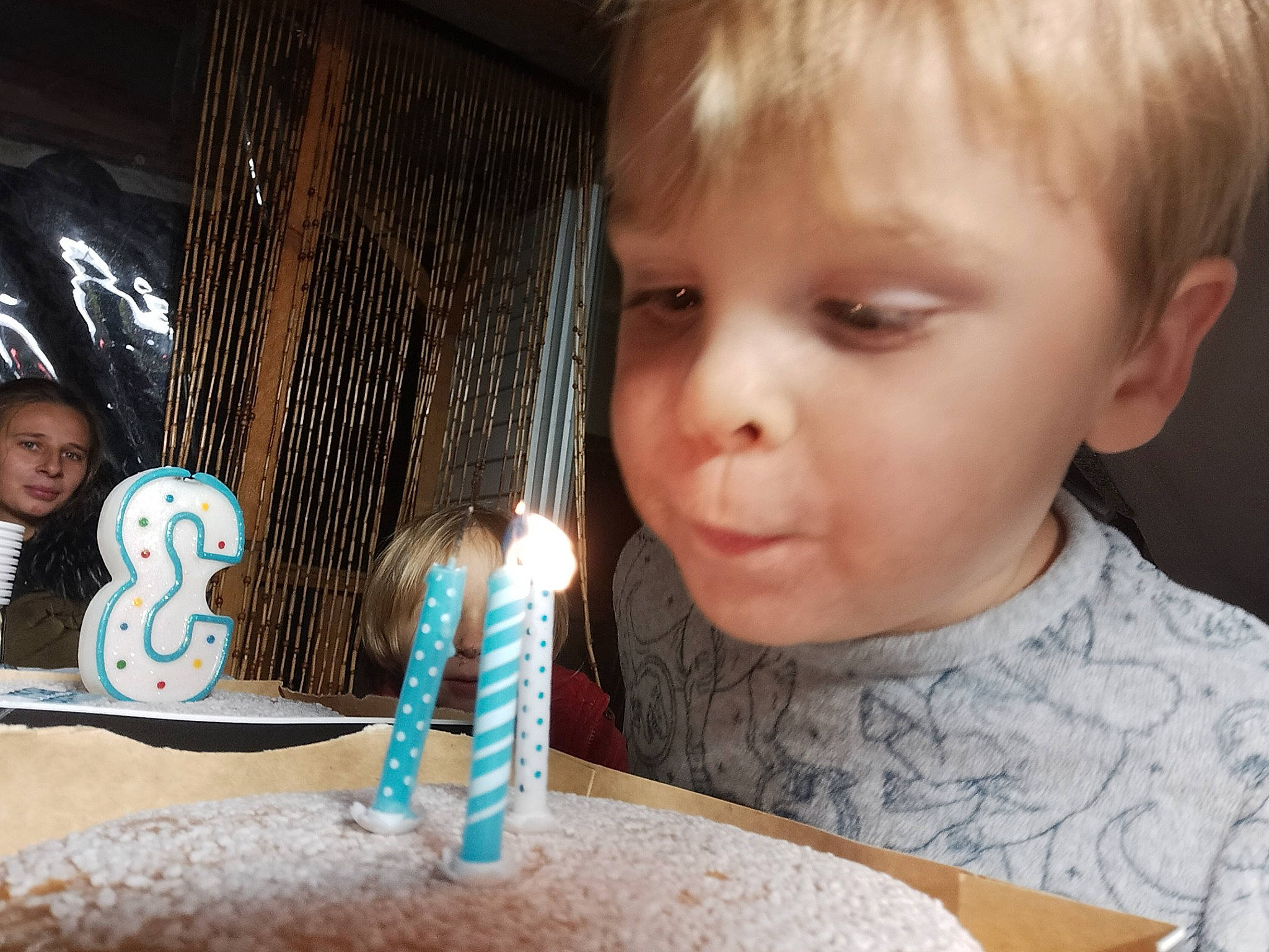 Owen a rejoint le concours — aidez-le/la à gagner de superbes lots ! birthday, birthday_candle, cake, cake_decorating, candle, child, dessert, event, fun, glass, helmet, icing, people, person, personal_protective_equipment, plate, play, table, toddler, tree