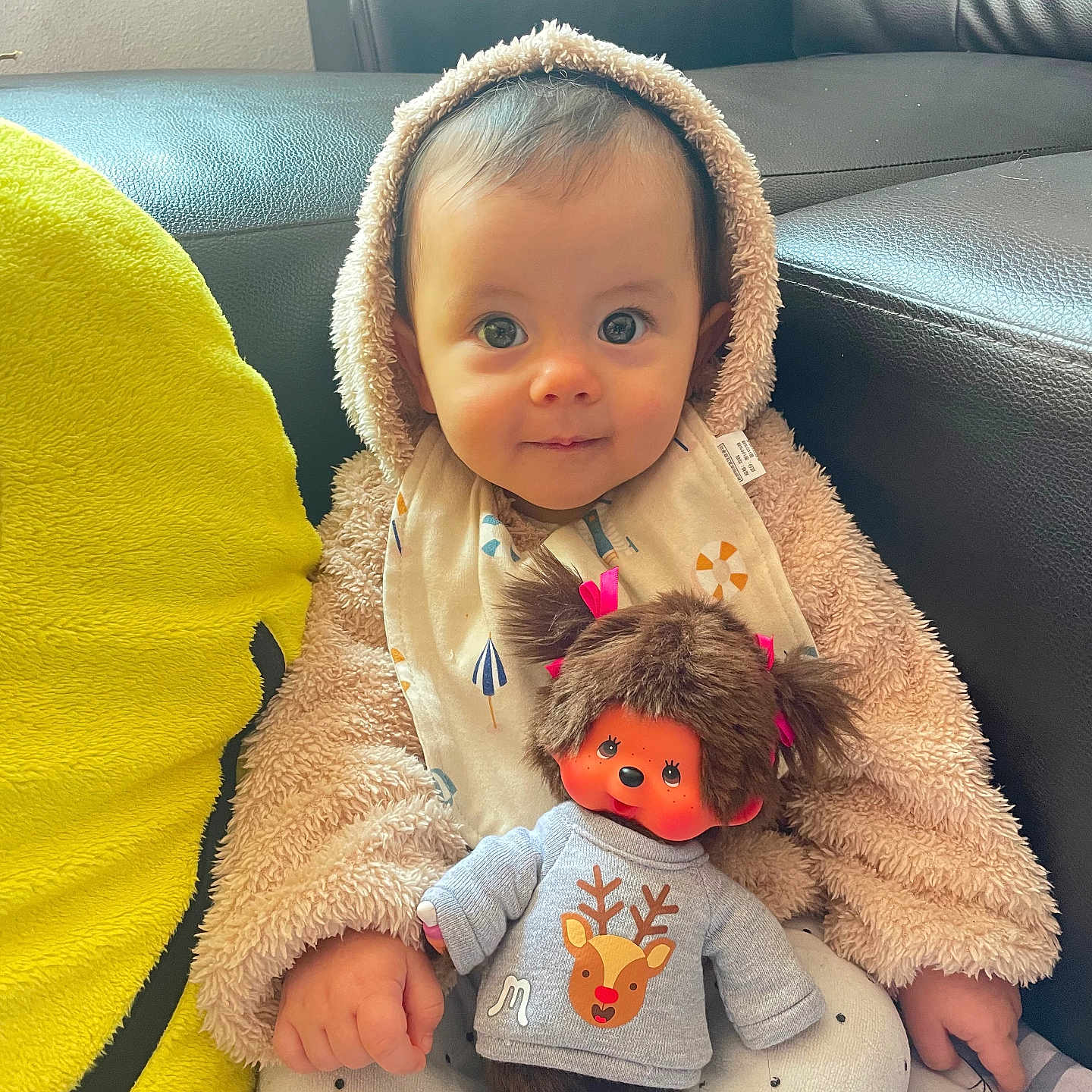 Mina a rejoint le concours — aidez-le/la à gagner de superbes lots ! baby, blanket, clothing, coat, couch, cushion, doll, face, furniture, hat, head, homedecor, hood, knitwear, person, photography, portrait, sitting, sweater, toy