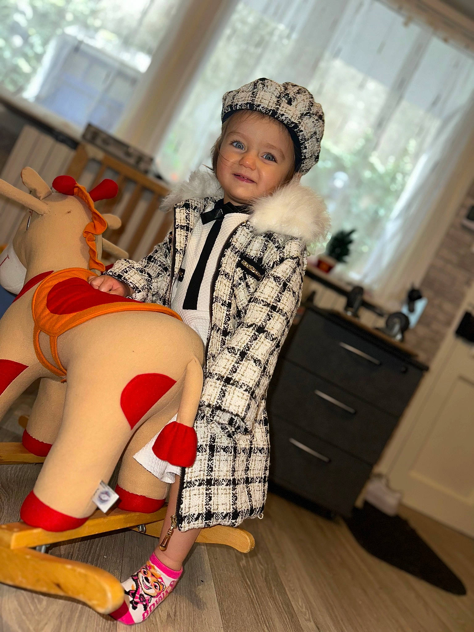 Wilona participe au concours pour gagner de l'argent avec cette photo : child, christmas, drawer, event, face, fashion_accessory, fashion_design, fun, fur, happy, hat, headgear, headwear, human_leg, joy, knee, leg, person, sandal, sitting